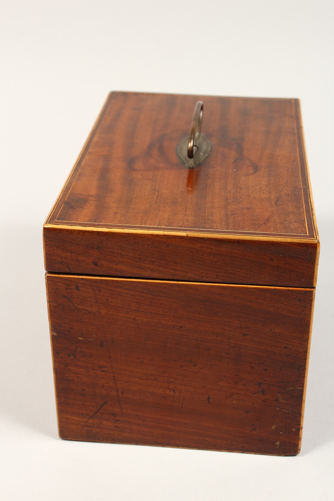 A GEORGE III MAHOGANY TEA CADDY with mixing bowl and tea cannister. 8.5ins long. - Image 4 of 8