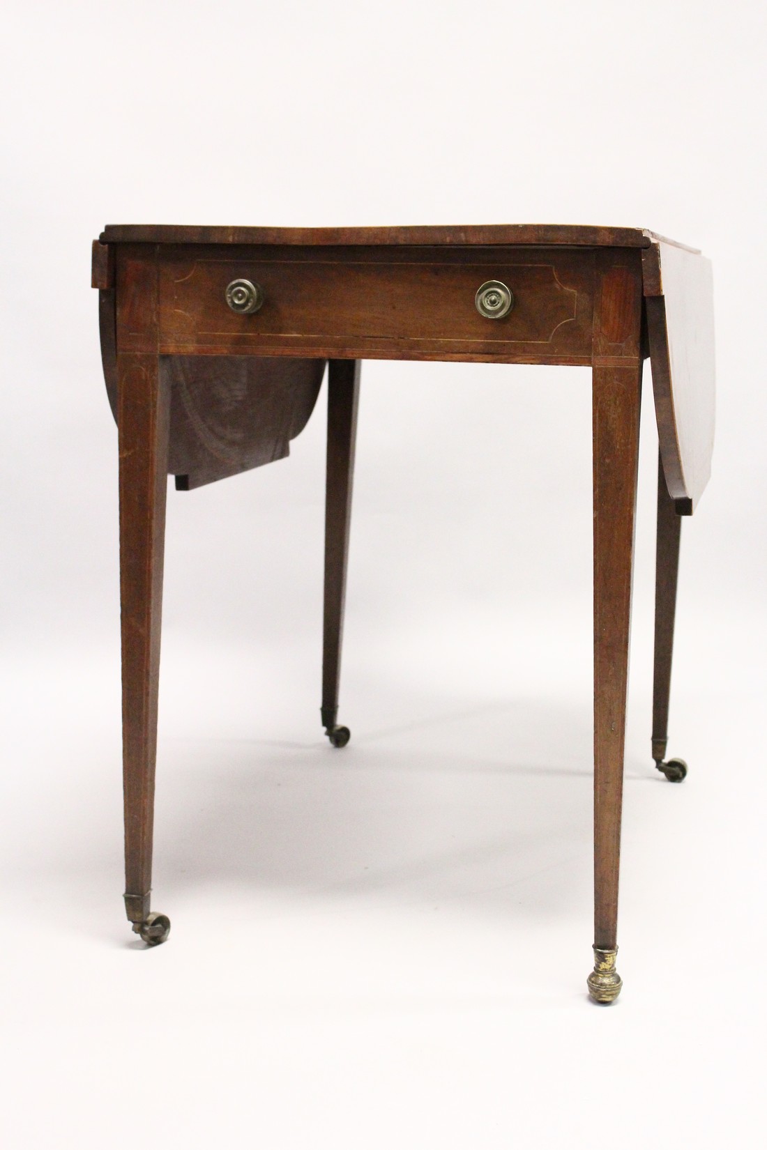 A GEORGE III MAHOGANY BUTTERFLY PEMBROKE TABLE with crossbanded top, shaped flaps, end drawer on - Image 2 of 6