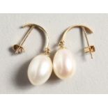 A PAIR OF 9CT GOLD FRESHWATER PEARL EARRINGS