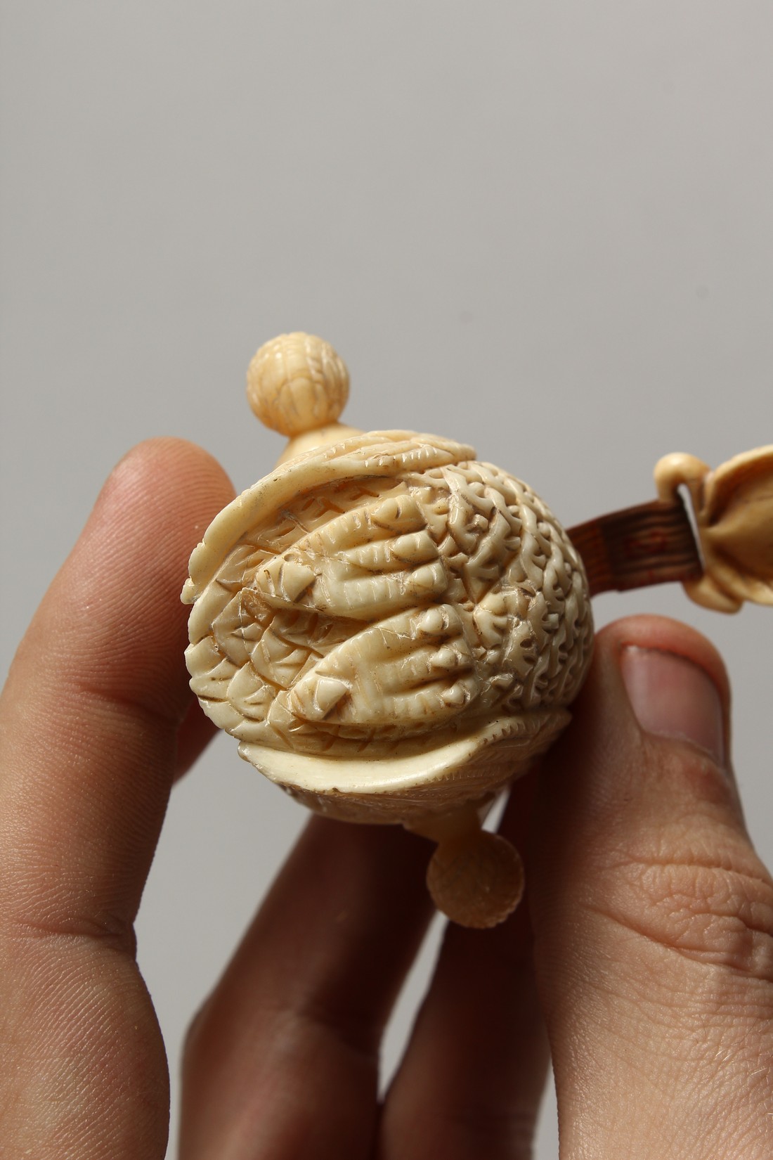 A CARVED BONE OWL TAPE MEASURE - Image 3 of 3