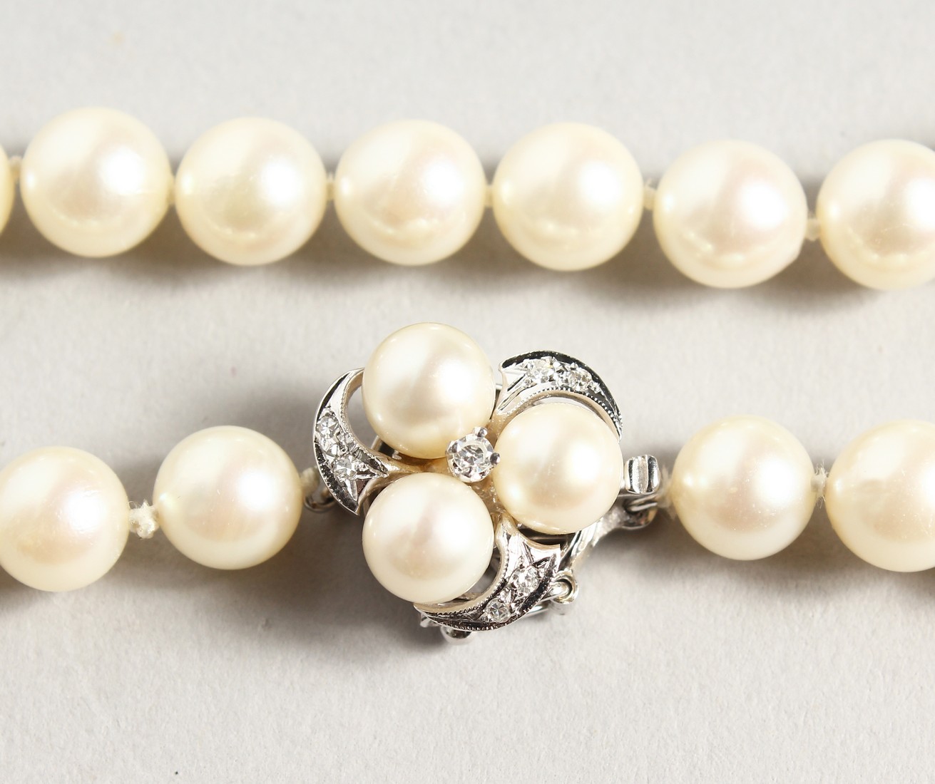 A 14CT GOLD DIAMOND AND PEARL CHOKER