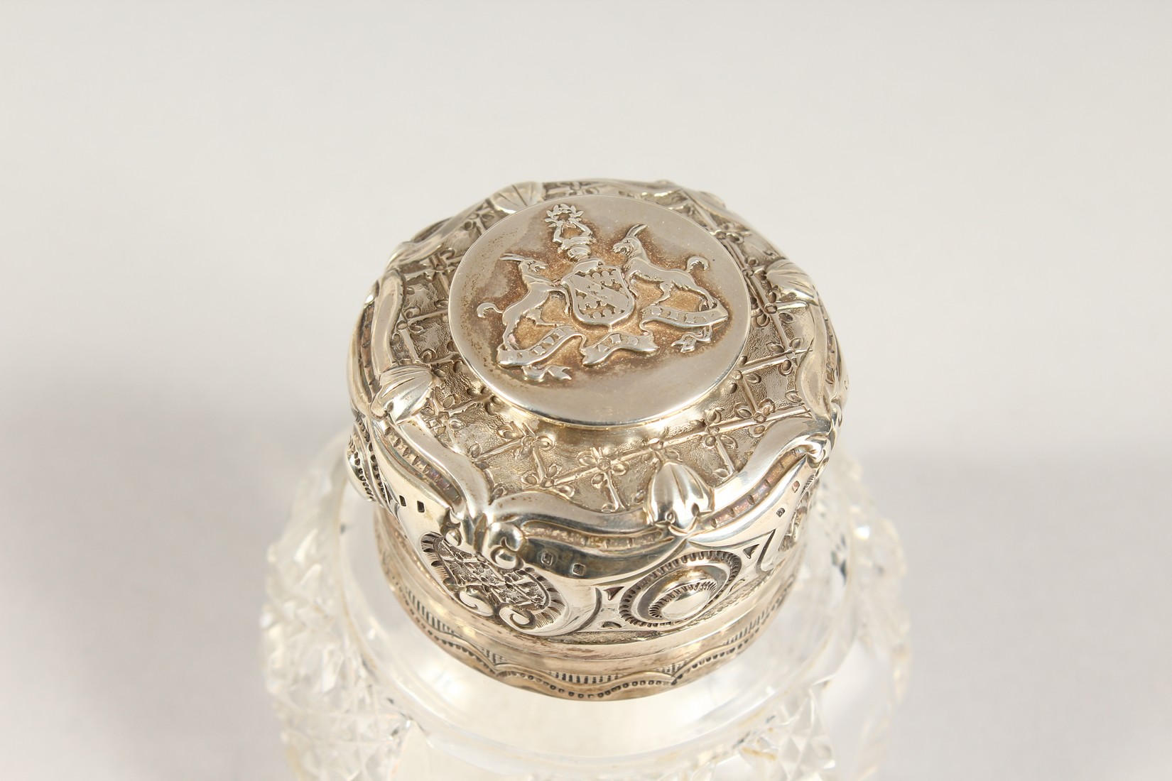 A CUT GLASS CIRCULAR SCENT BOTTLE AND COVER London 1896 - Image 3 of 5