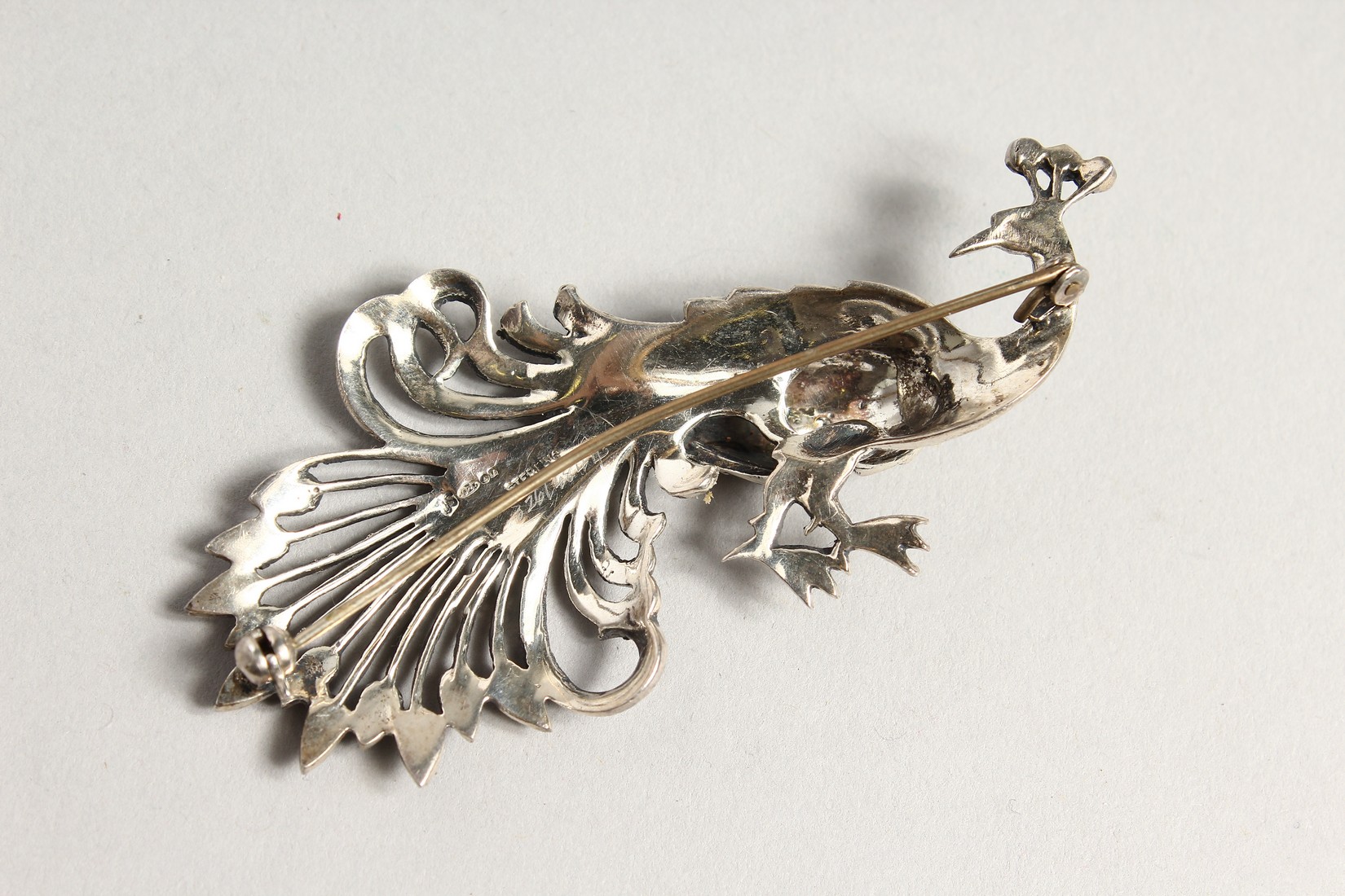 A SILVER AND MARCASITE PEACOCK BROOCH - Image 2 of 3