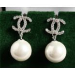 A PAIR OF SILVER AND PEARL DROP EARRINGS