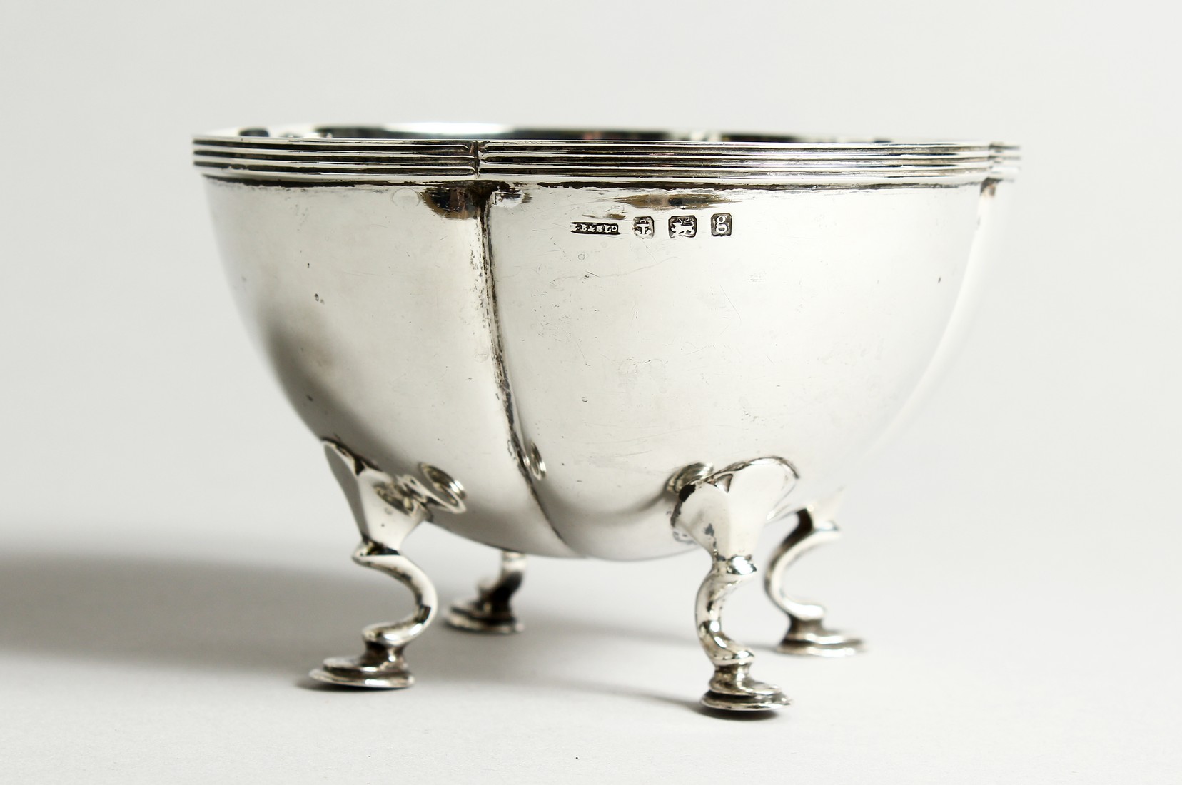 AN EDWARD VII QUATREFOIL SUGAR BASIN on four pad feet. Birmingham 1906. 12cm wide x 8cm high - 175g