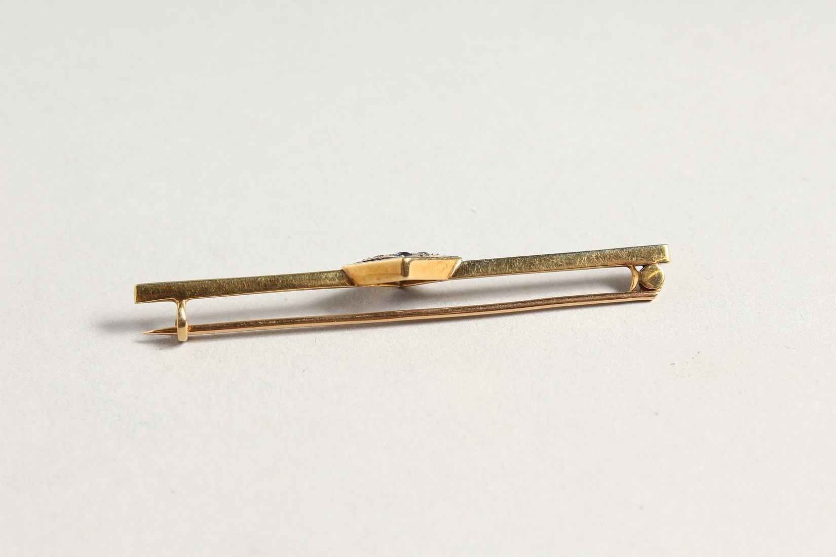 A 15CT GOLD DIAMOND AND SAPPHIRE BAR BROOCH - Image 2 of 3