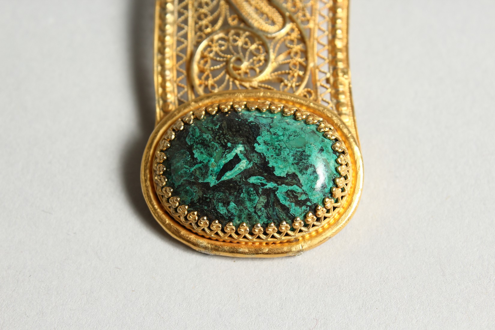 A FILIGREE AND GREEN STONE PENDANT AND CHAIN. - Image 3 of 5