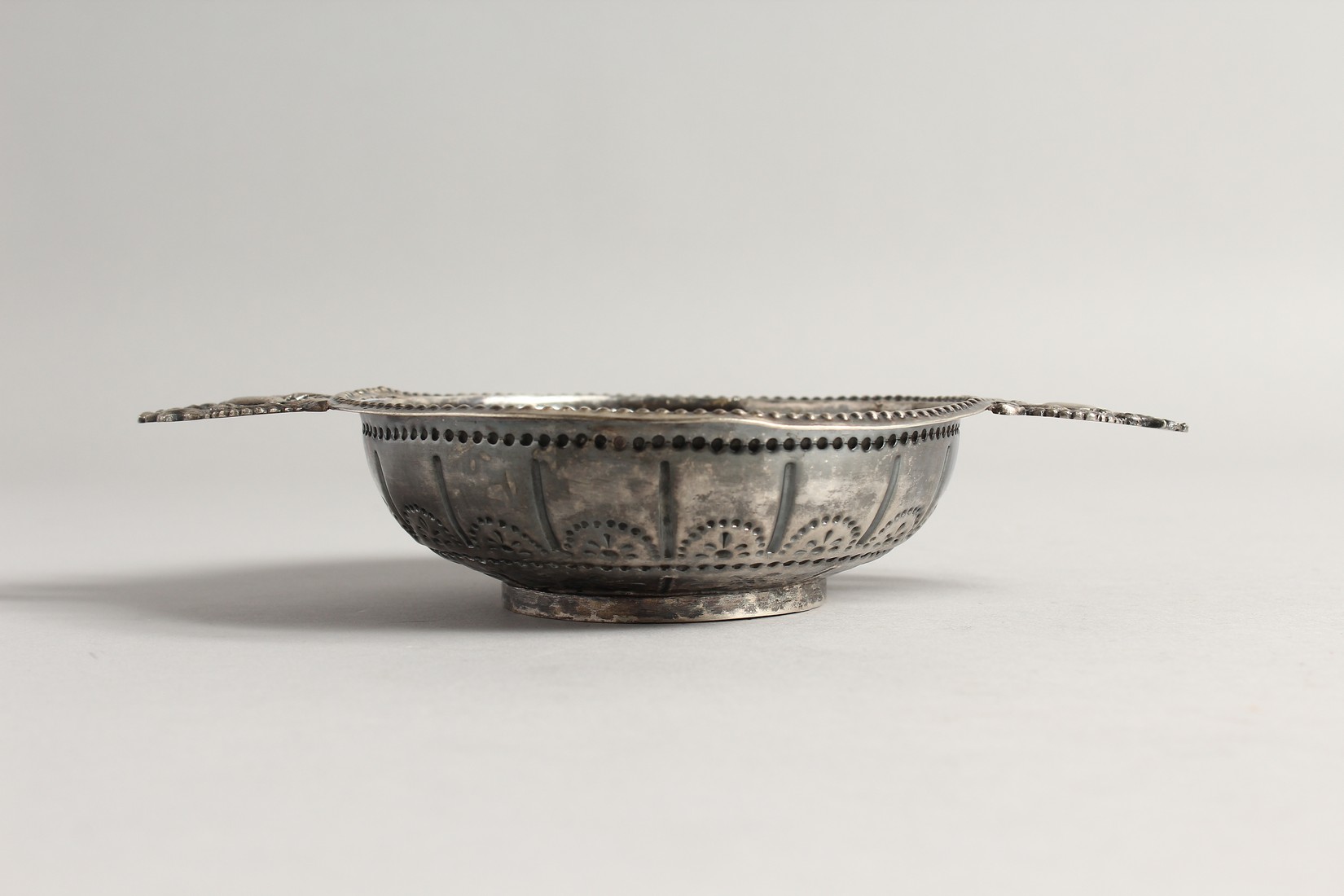 A CONTINENTAL SILVER TWO HANDLED BOWL 5ins diameter - Image 4 of 7