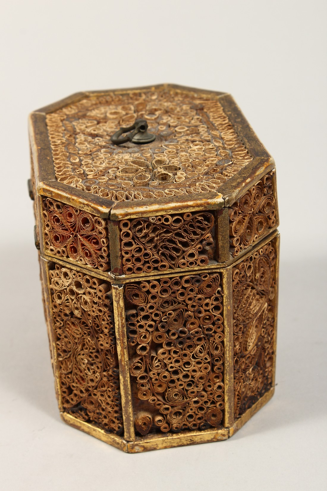 A GEORGE III ROLLED PAPER OCTAGONAL TEA CADDY inlaid with an oval. 5.5ins long. - Image 5 of 8