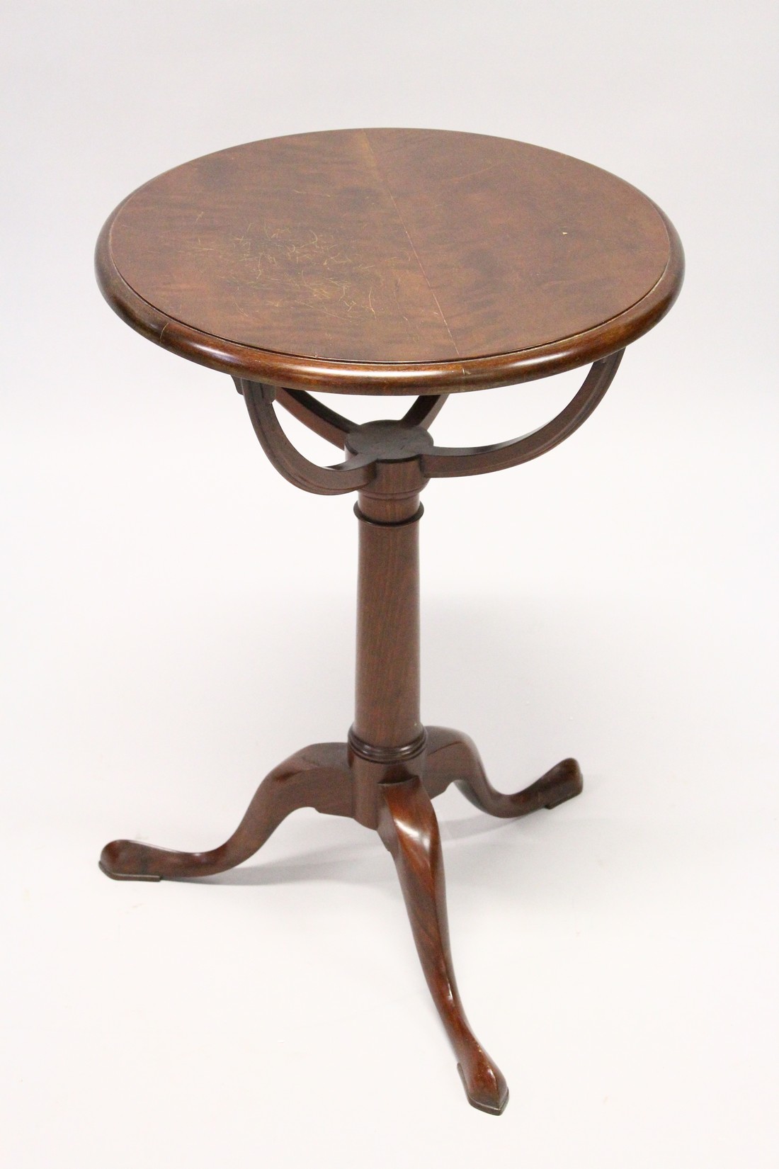 A GEORGIAN MAHOGANY CIRCULAR TOP TRIPOD TABLE 1'5" diameter, 2'2" tall