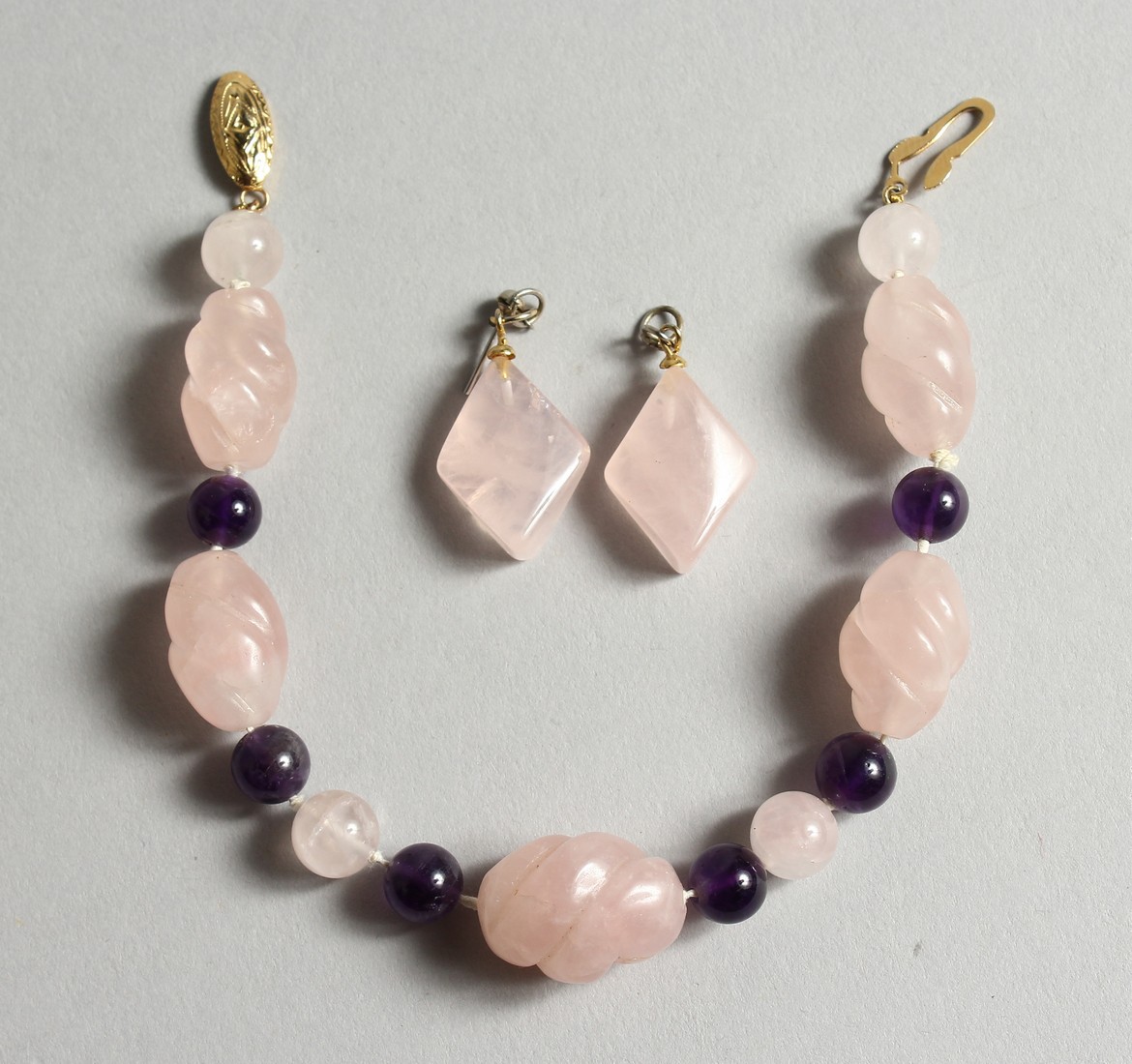 A ROSE QUARTZ AND AMETHYST BRACELET AND EARRINGS.