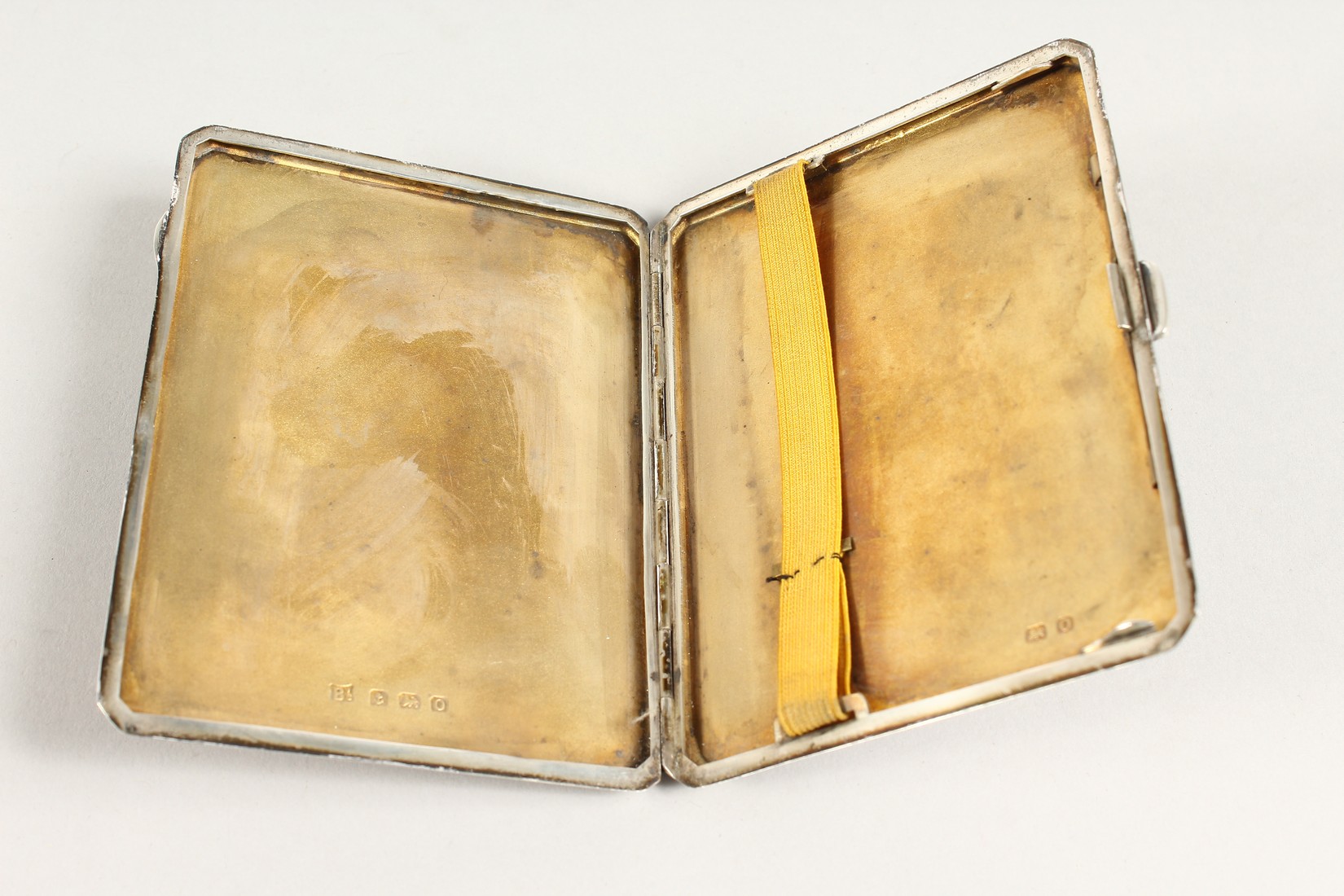 AN ENGINE TURNED SILVER CIGARETTE CASE, THE LID WITH A GLAMOUR MODEL Birmingham, 1938 - Image 3 of 4