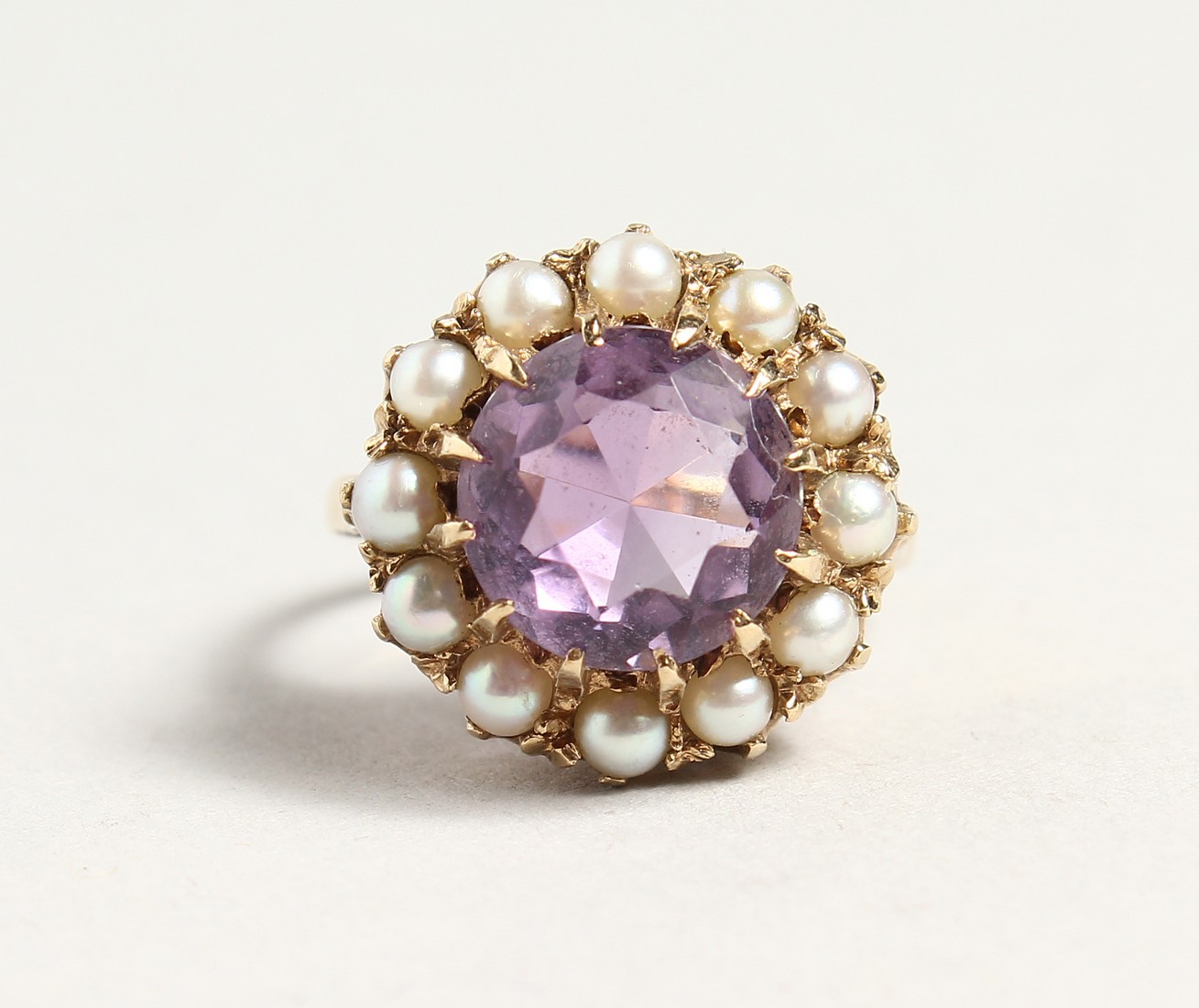 A GOLD CIRCULAR AMETHYST AND PERAL CLUSTER RING - Image 2 of 6