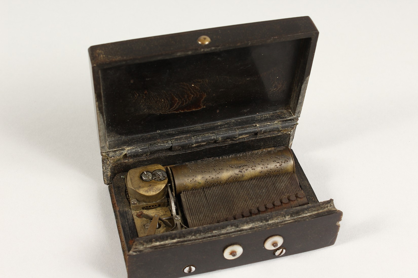 A GOOD SMALL 19TH CENTURY BAKELITE CASED TRAVELLING MUSICAL BOX 4.5ins long, 2.5ins deep 1.5ins - Image 4 of 5
