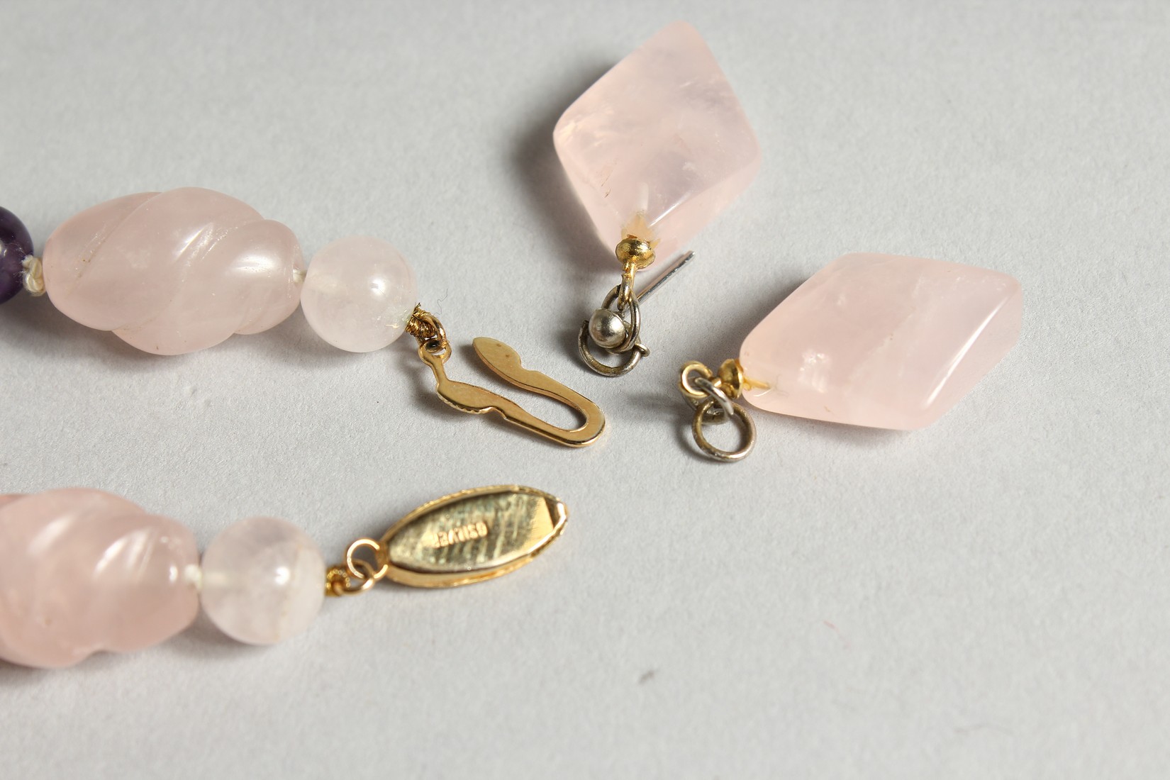 A ROSE QUARTZ AND AMETHYST BRACELET AND EARRINGS. - Image 2 of 3