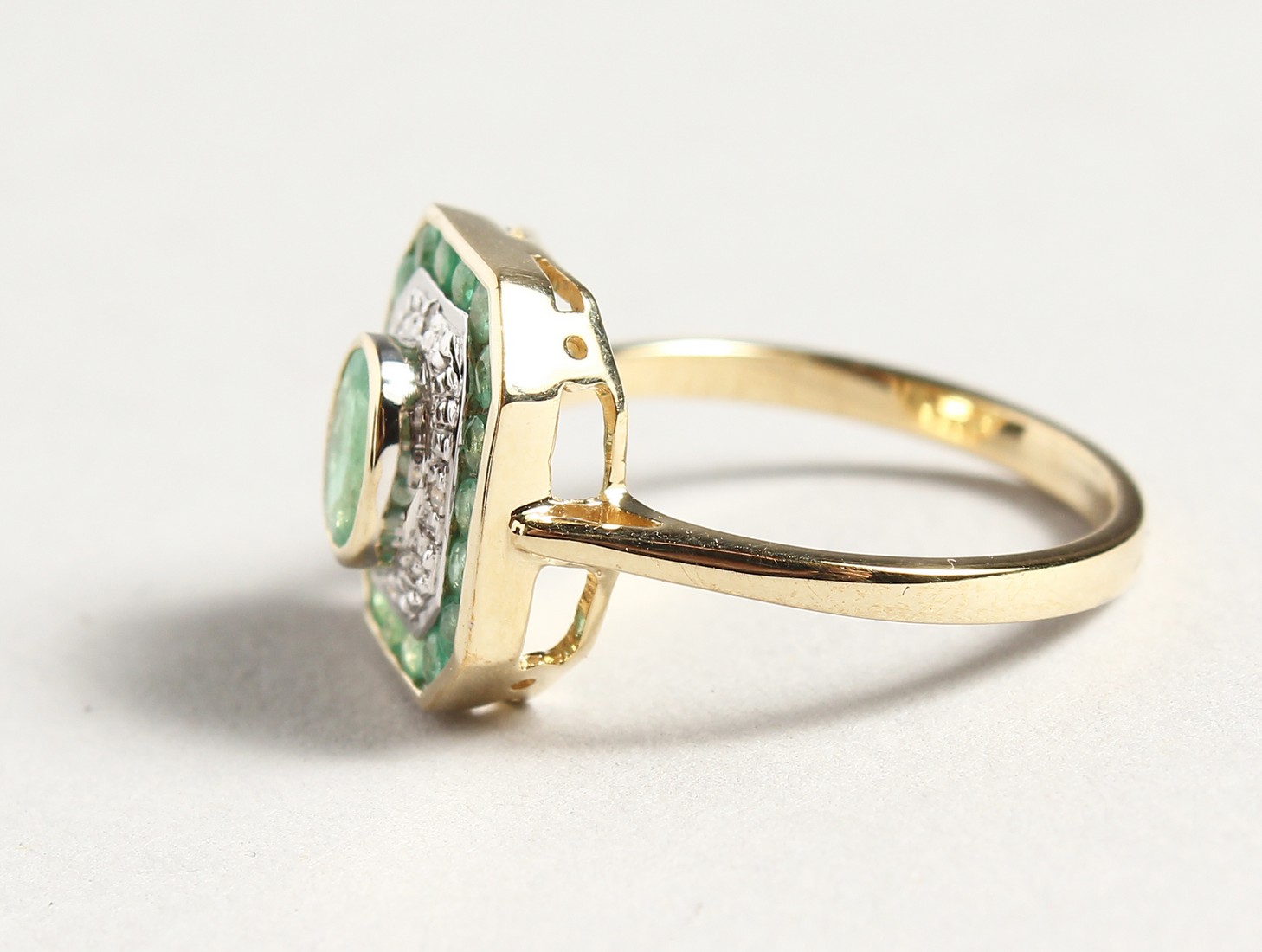 A 9CT GOLD EMERALD AND DIAMOND DECO STYLE RING - Image 2 of 5