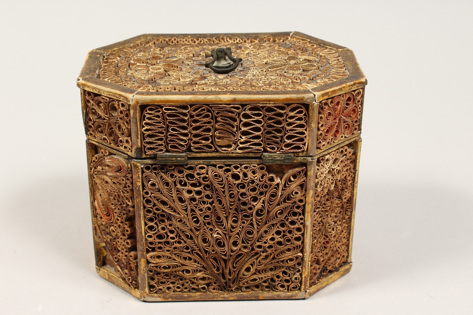 A GEORGE III ROLLED PAPER OCTAGONAL TEA CADDY inlaid with an oval. 5.5ins long. - Image 4 of 8