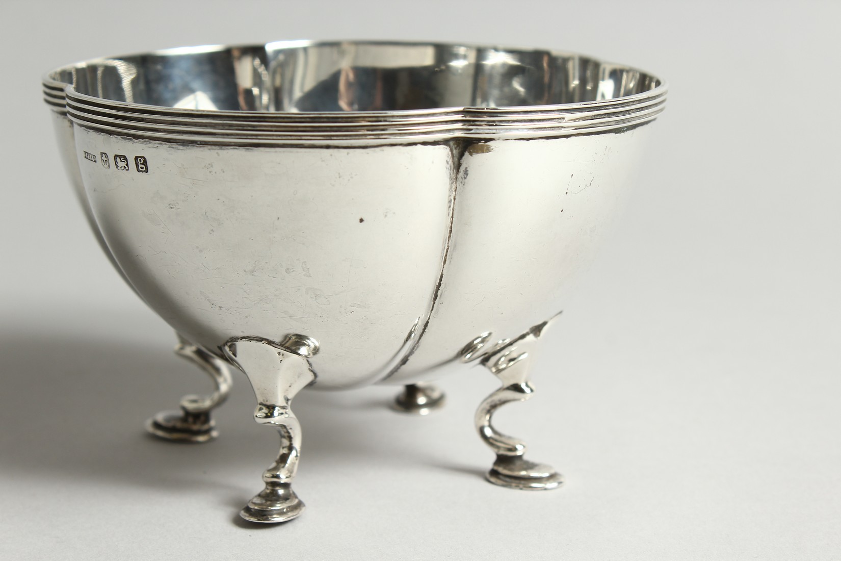 AN EDWARD VII QUATREFOIL SUGAR BASIN on four pad feet. Birmingham 1906. 12cm wide x 8cm high - 175g - Image 6 of 9