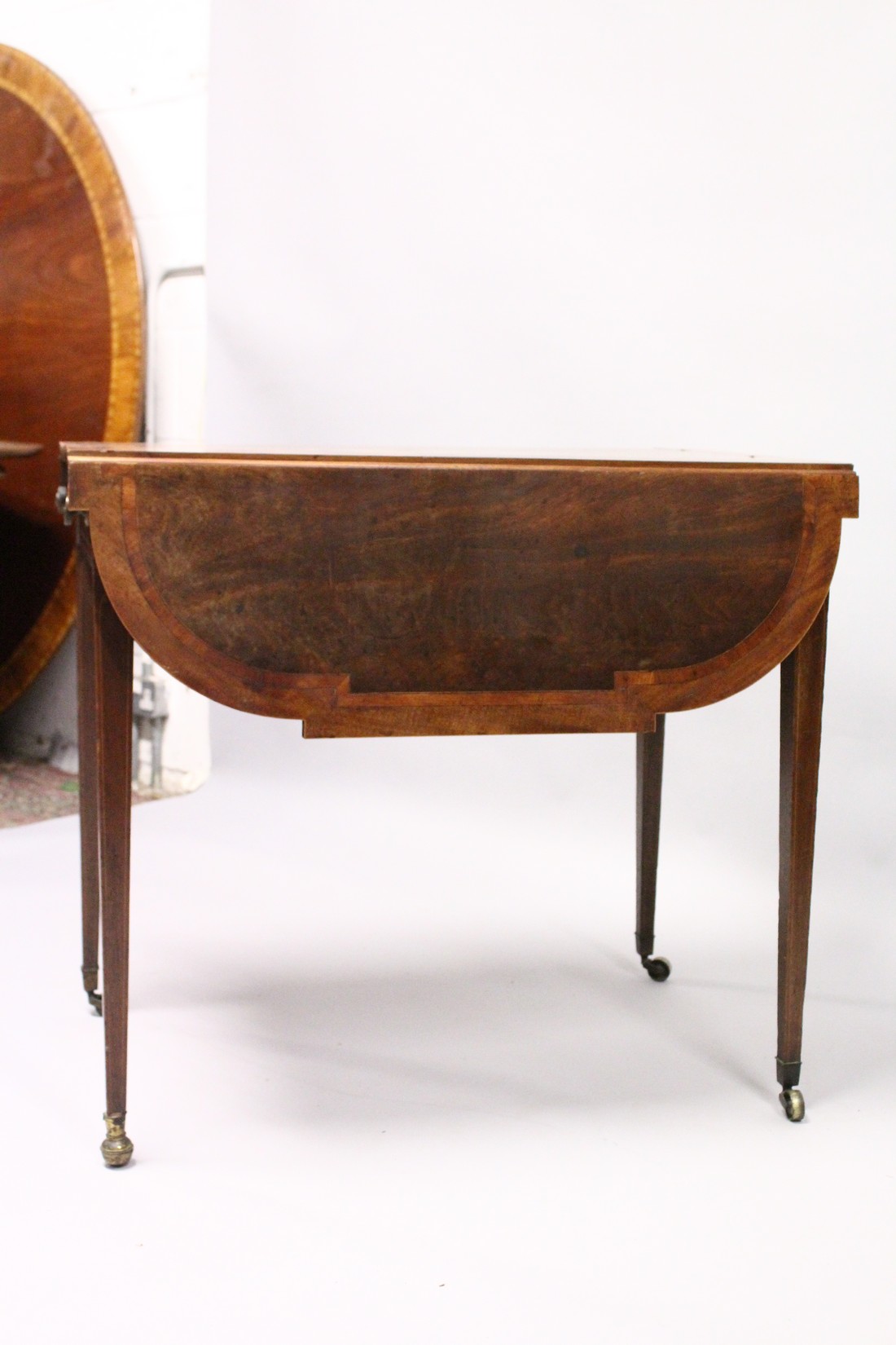 A GEORGE III MAHOGANY BUTTERFLY PEMBROKE TABLE with crossbanded top, shaped flaps, end drawer on - Image 3 of 6