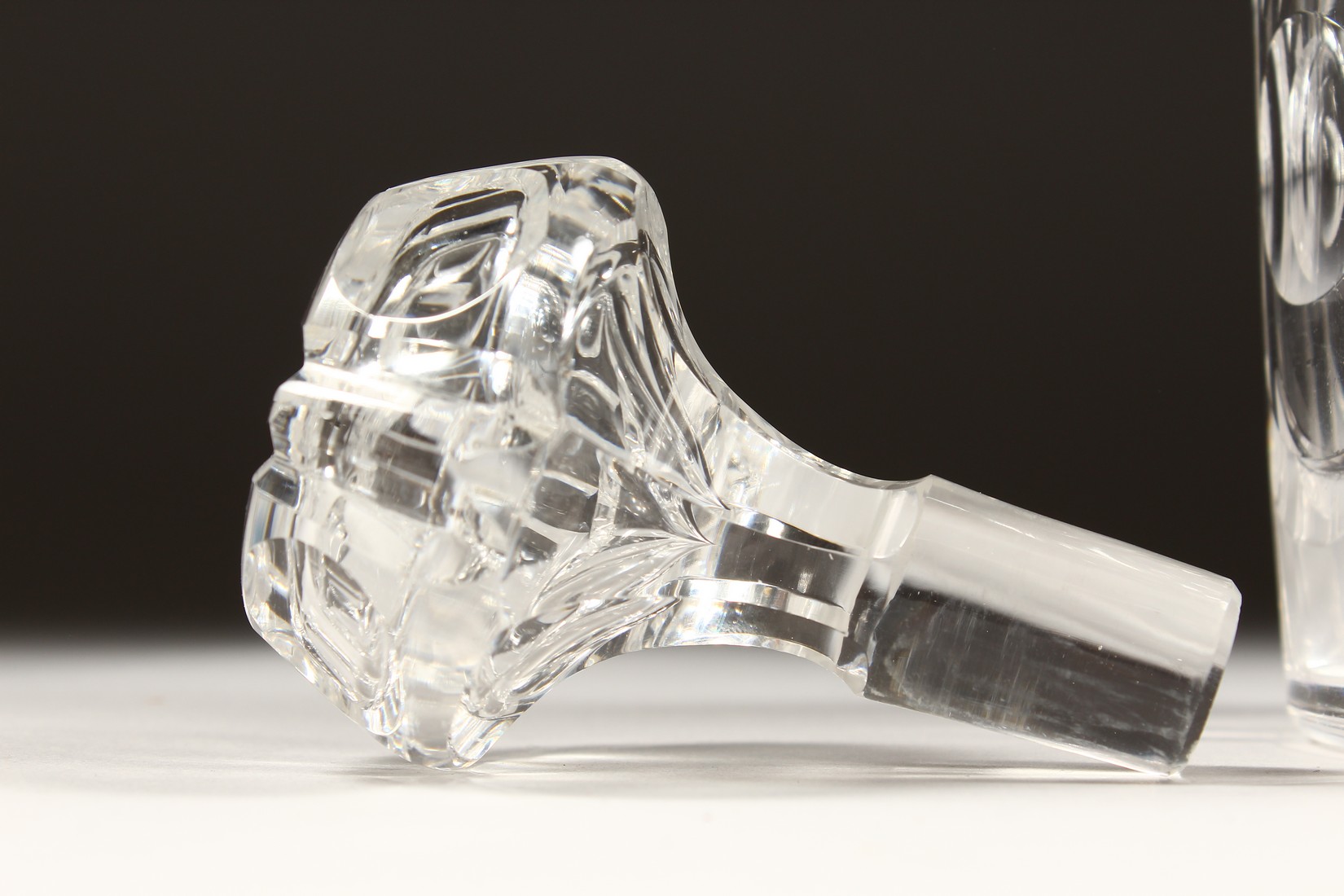 A HEXAGONAL CUT GLASS DECANTER AND STOPPER - Image 4 of 5