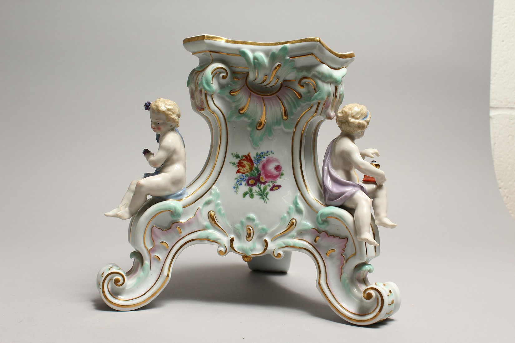 A 19TH CENTURY MEISSE4N PORCELAIN STAND edged in gilt and mounted with three cupids. Cross swords - Image 2 of 7