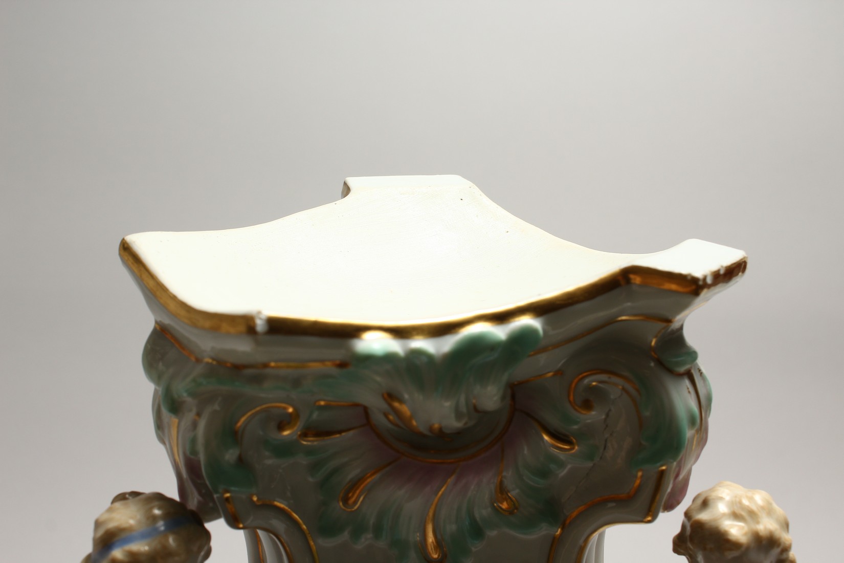 A 19TH CENTURY MEISSE4N PORCELAIN STAND edged in gilt and mounted with three cupids. Cross swords - Image 5 of 7