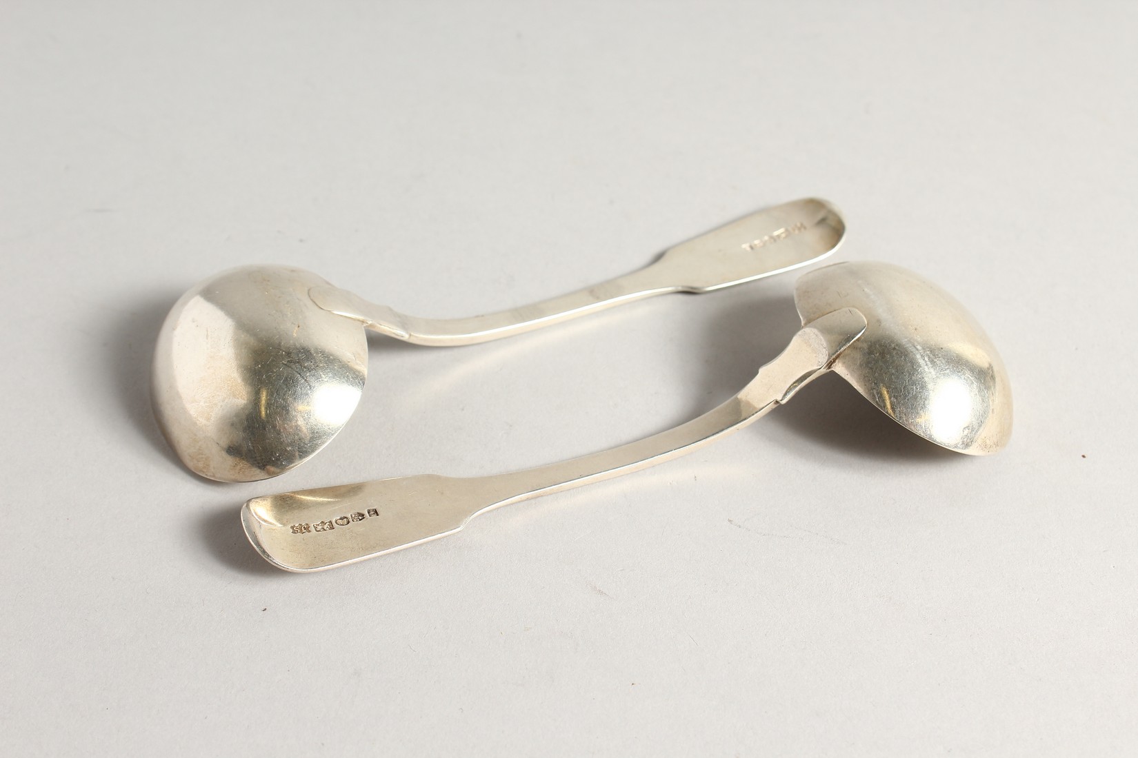 A PAIR OF SILVER FIDDLE PATTERN SAUCE LADLES, Chester 1838 Maker John Sutters - Image 3 of 4