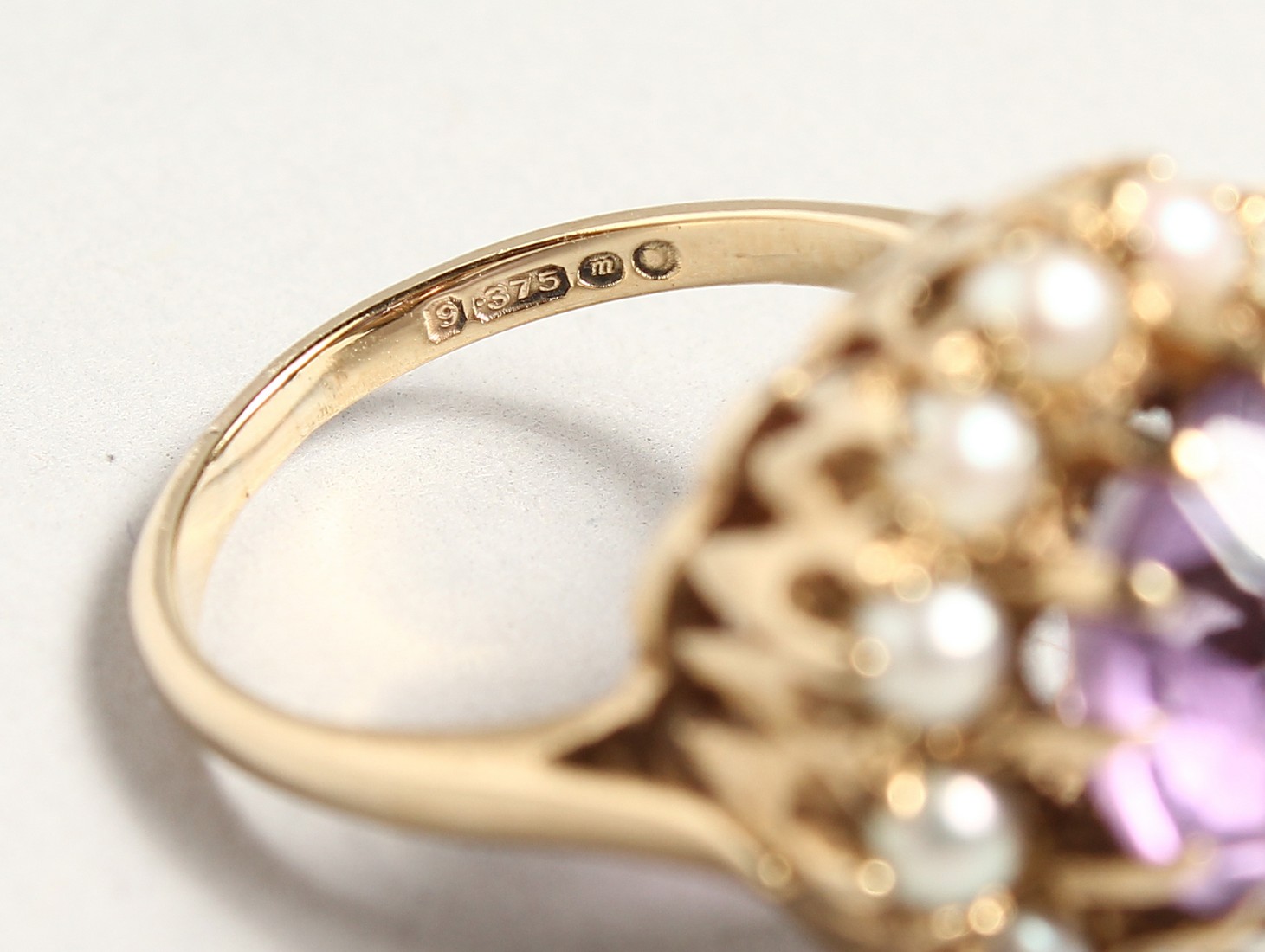 A GOLD CIRCULAR AMETHYST AND PERAL CLUSTER RING - Image 5 of 6