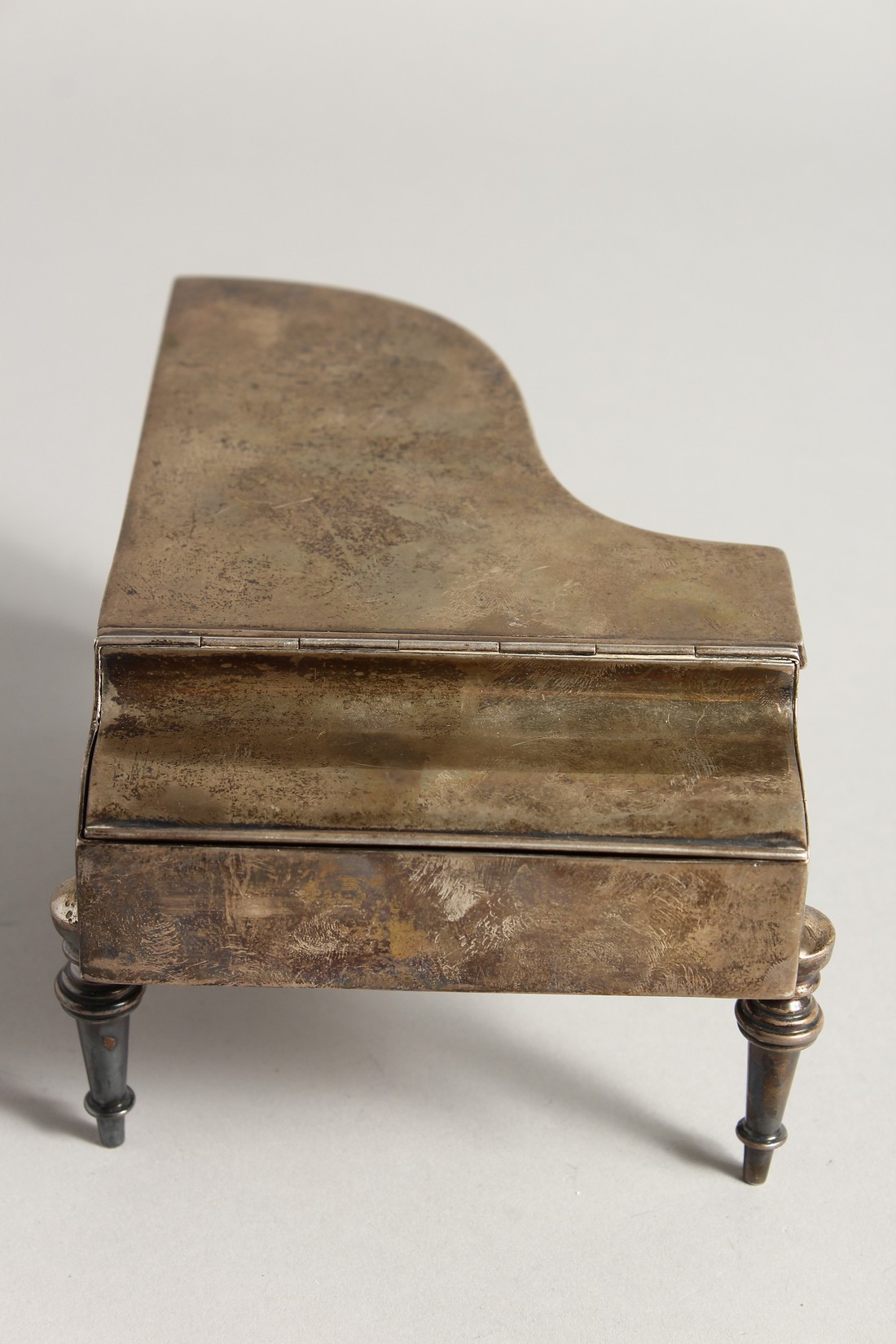 A NOVELTY SILVER PIANO JEWELLERY AND RING BOX, formed as a piano on tuned legs. London 1906. 7ins - Image 2 of 6