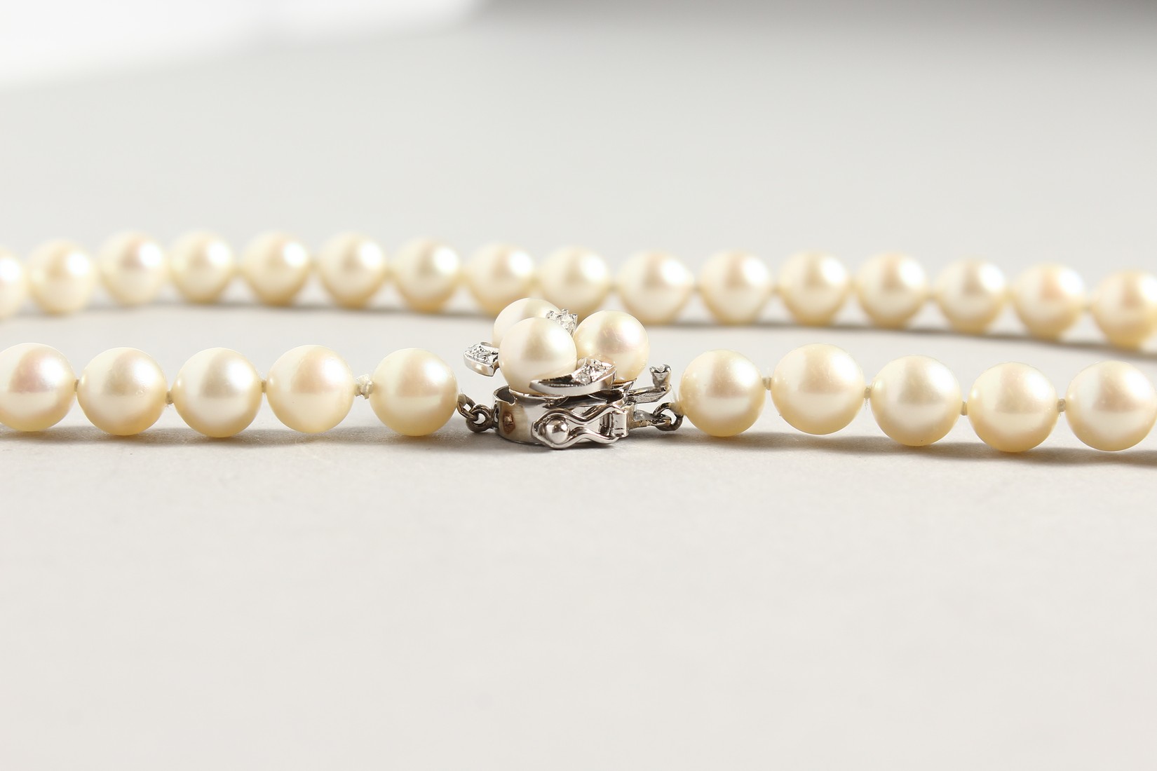 A 14CT GOLD DIAMOND AND PEARL CHOKER - Image 3 of 4