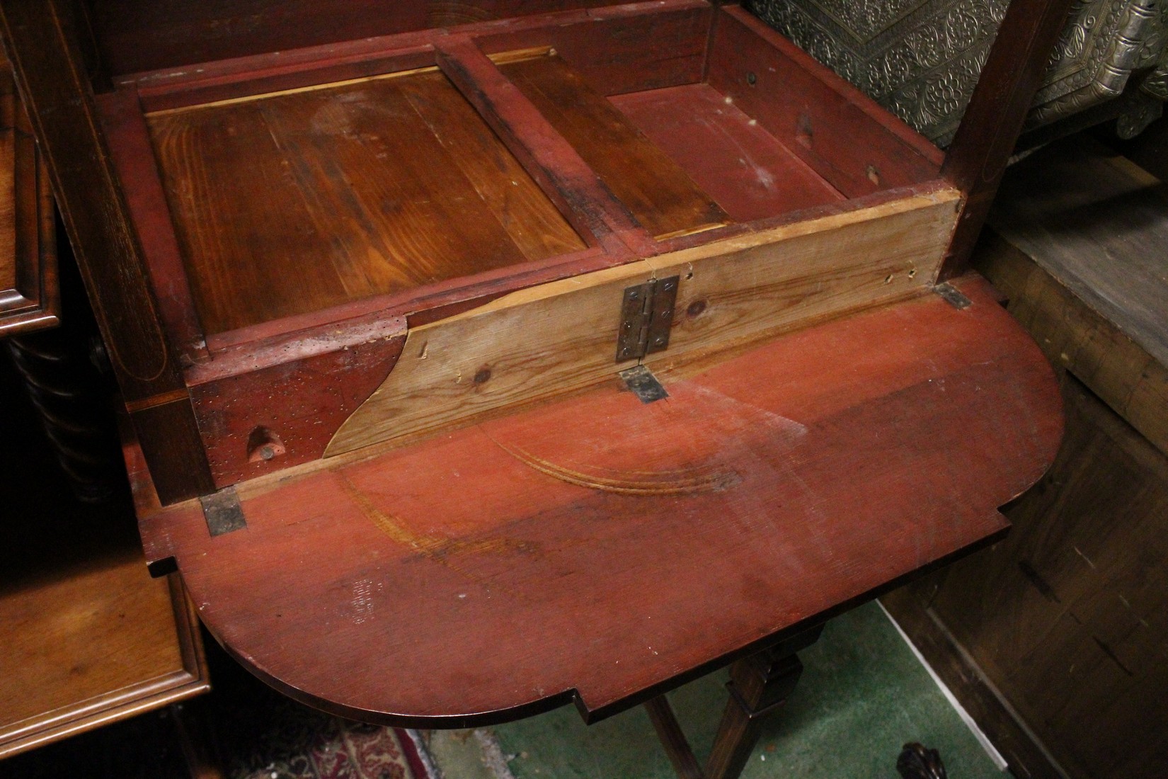 A GEORGE III MAHOGANY BUTTERFLY PEMBROKE TABLE with crossbanded top, shaped flaps, end drawer on - Image 5 of 6