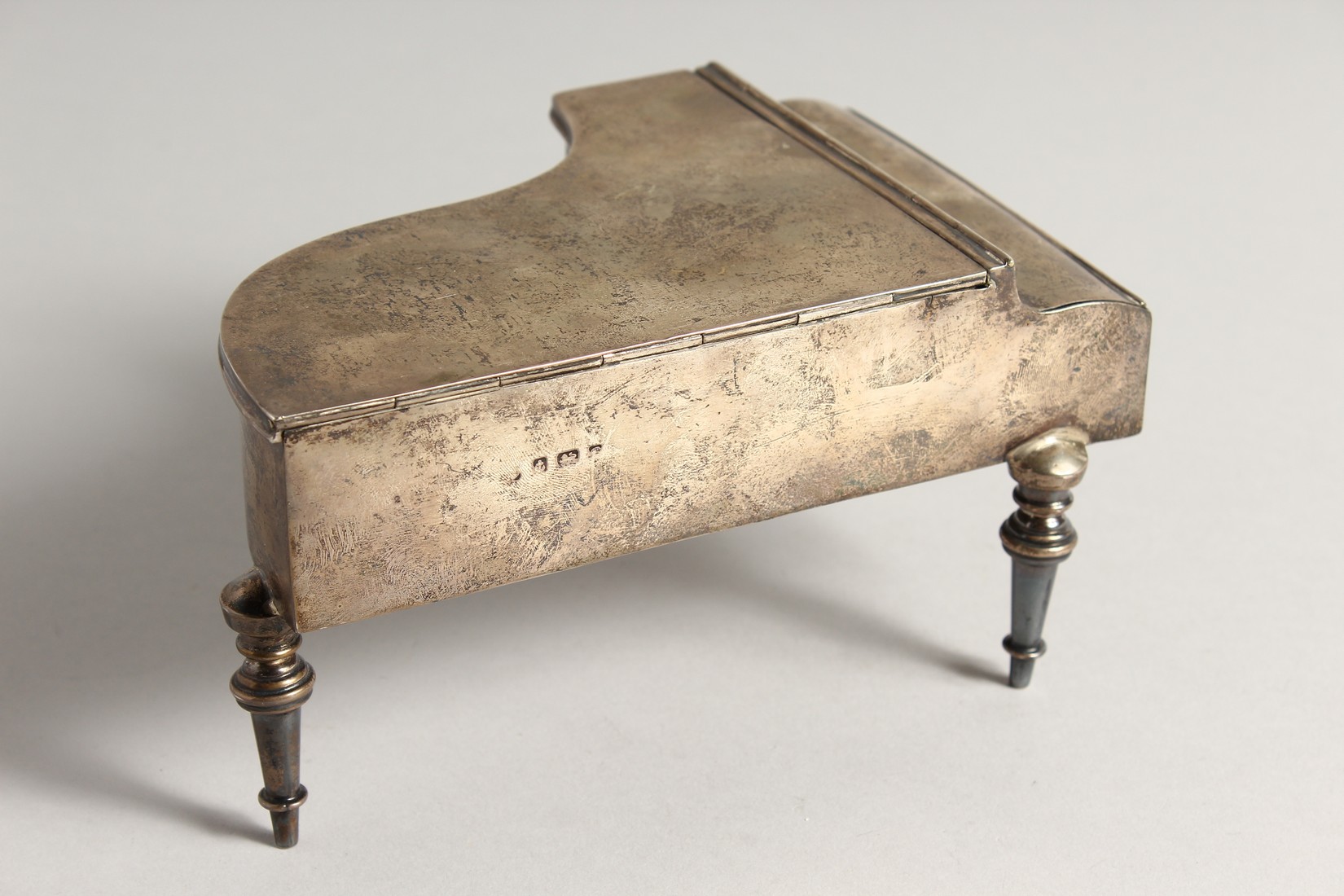 A NOVELTY SILVER PIANO JEWELLERY AND RING BOX, formed as a piano on tuned legs. London 1906. 7ins - Image 3 of 6