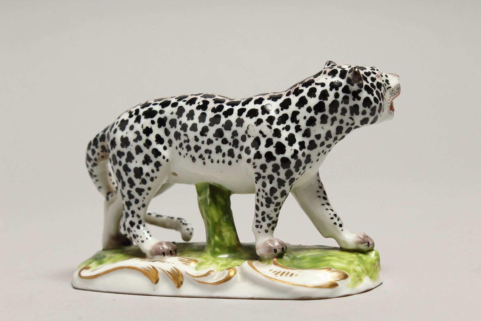 A SAMSON PORCELAIN LEOPARD 4ins long - Image 4 of 7