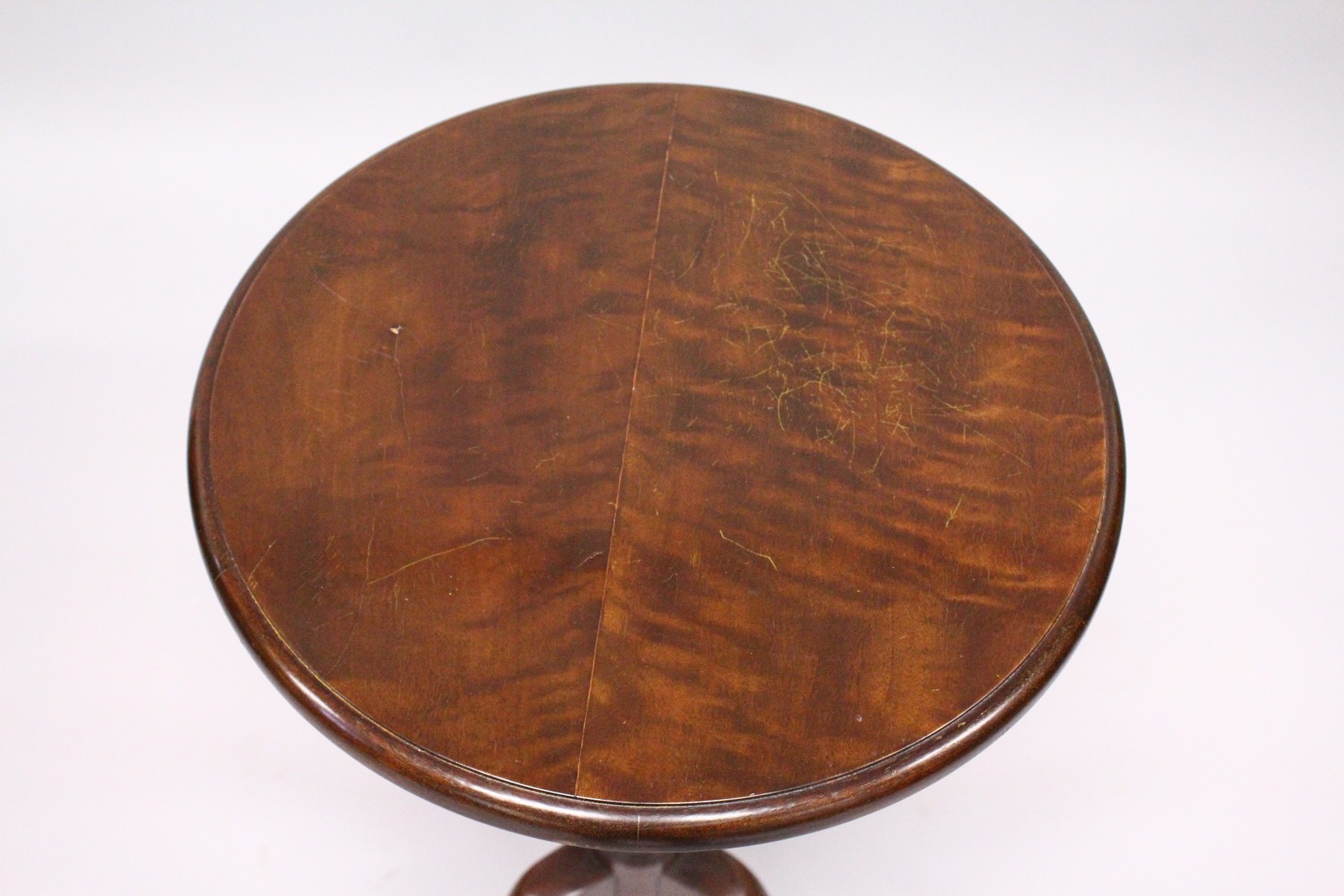 A GEORGIAN MAHOGANY CIRCULAR TOP TRIPOD TABLE 1'5" diameter, 2'2" tall - Image 3 of 4