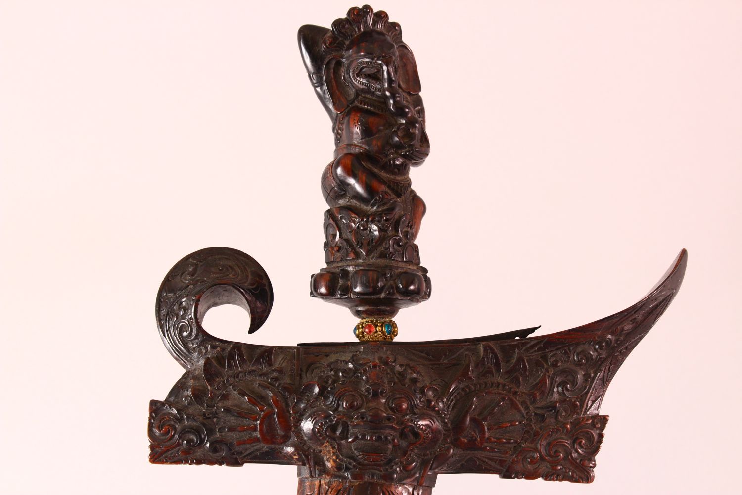 A GOOD INDONESIAN CARVED WOODEN SWORD / DAGGER, the well carved dagger with an elephant carved deity - Image 3 of 10