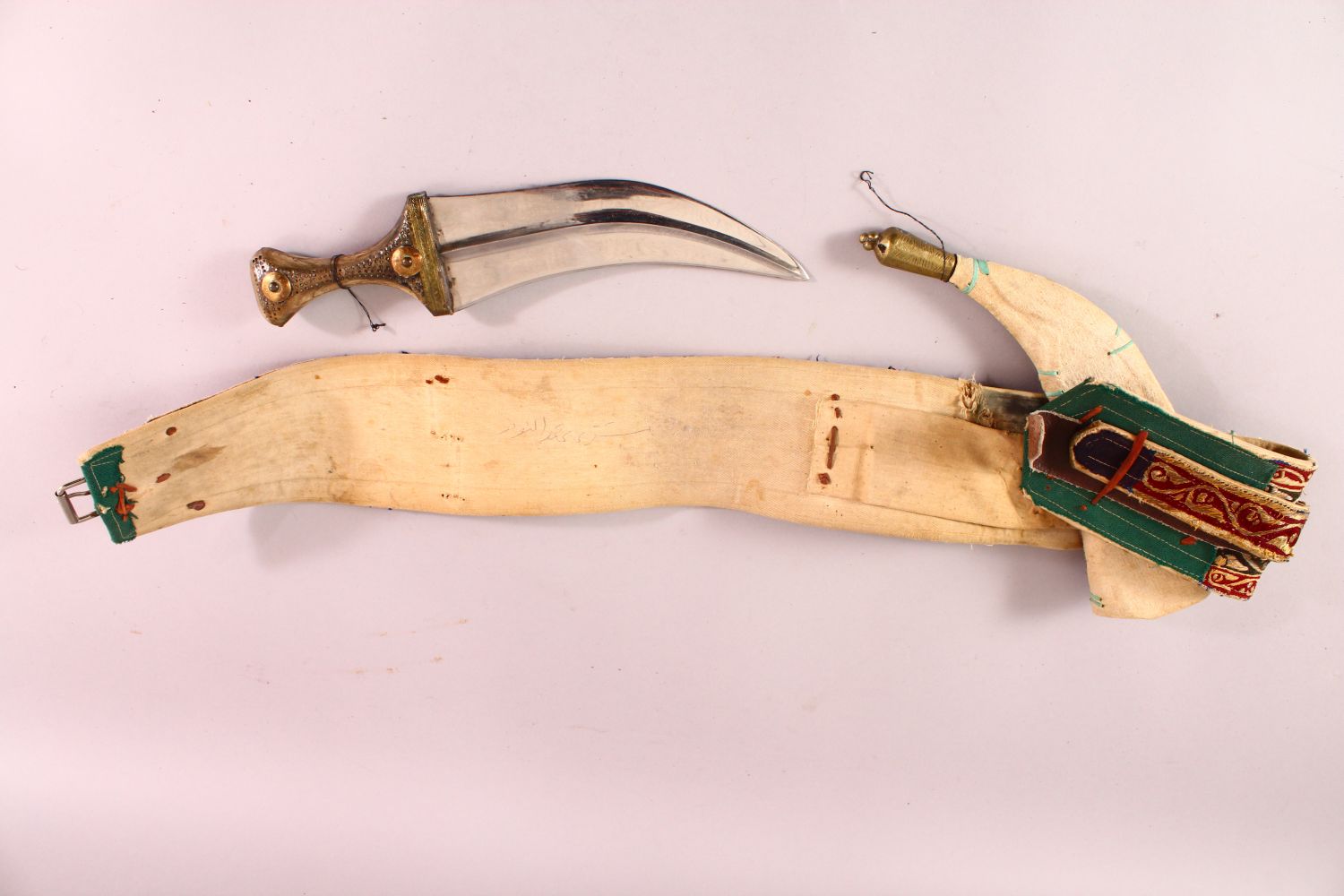 A YEMINI JAMBIYA DAGGER with original belt. - Image 2 of 4