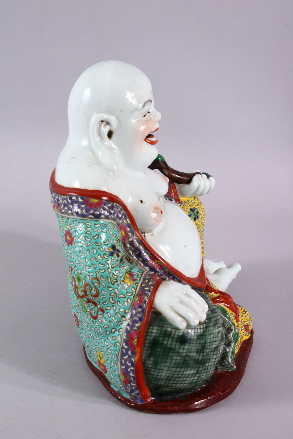 A CHINESE PORCELAIN BUDDHA, holding a scepter. - Image 3 of 7