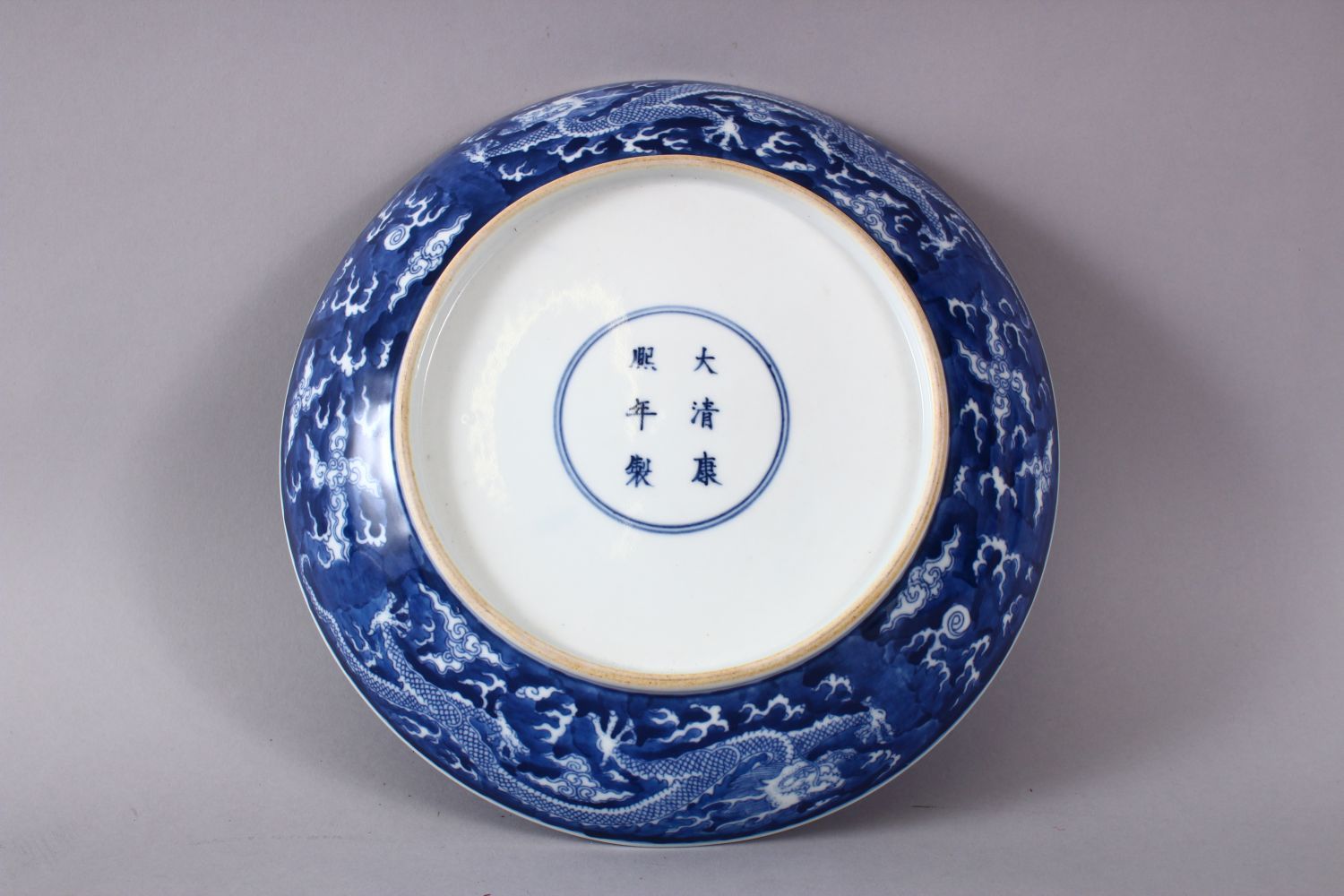 A CHINESE BLUE & WHITE PORCELAIN DRAGON DISH, with decoration depicting dragons chasing the pearl - Image 4 of 5