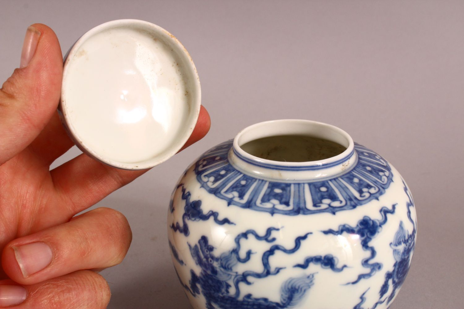 A CHINESE BLUE & WHITE PORCELAIN JAR & COVER, with decoration of kylin and clouds, base with a mark, - Image 5 of 7