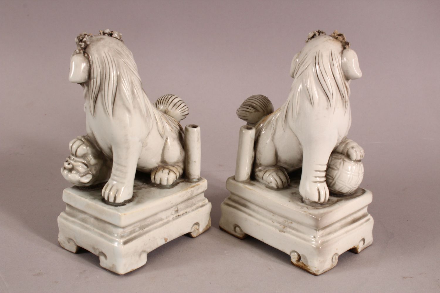 A CHINESE BLANC DE CHINE PORCELAIN FIGURES OF DOGS, formed as incense holders, 13cm - Image 5 of 7