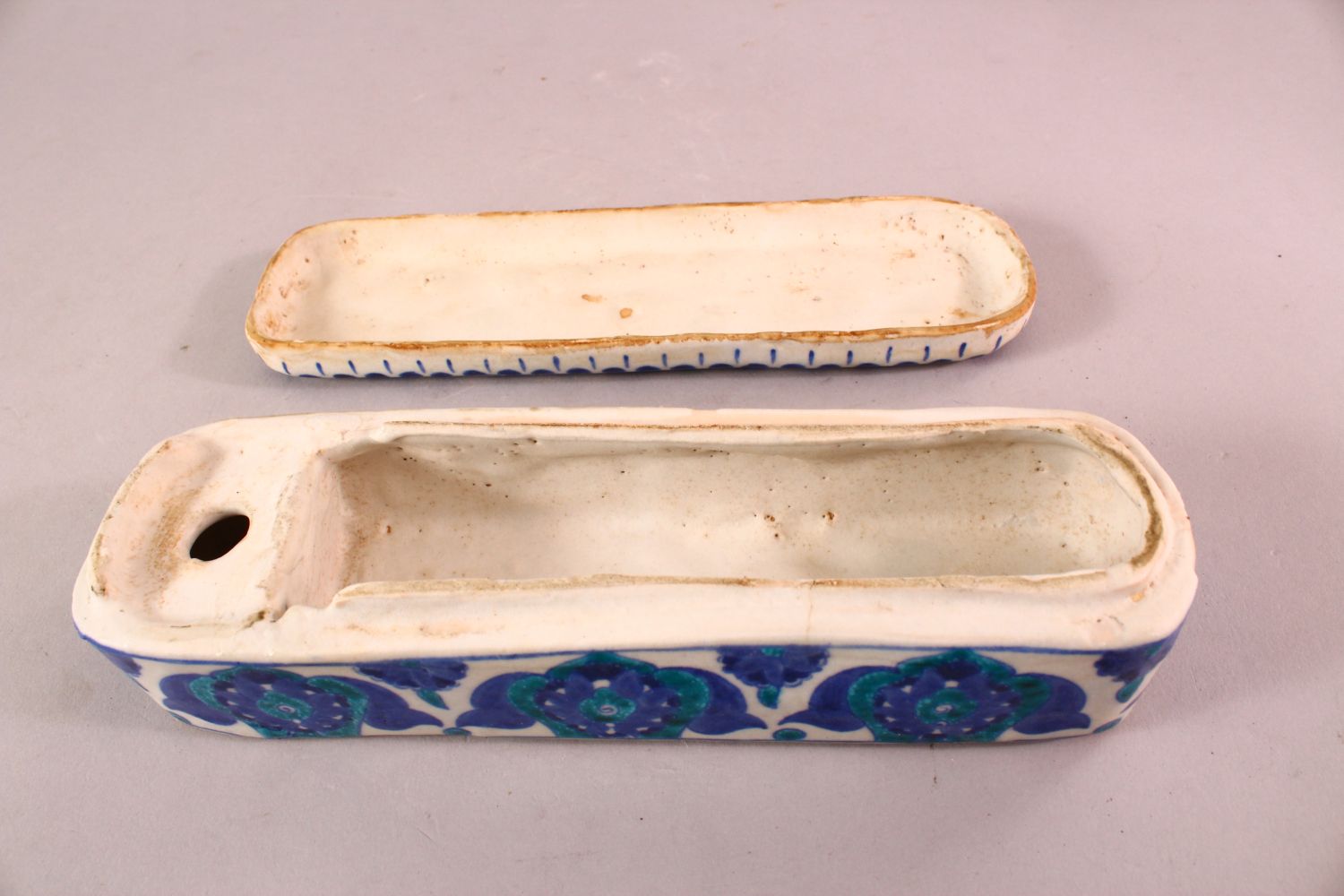 A TURKISH OTTOMAN KUTAHYA POTTERY PEN BOX & COVER, in blue and white floral decoration, 23cm - Image 3 of 4