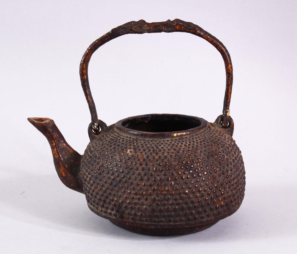 AN EARLY CHINESE BRONZE CIRCULAR KETTLE, with swing handle, 12cm diameter.