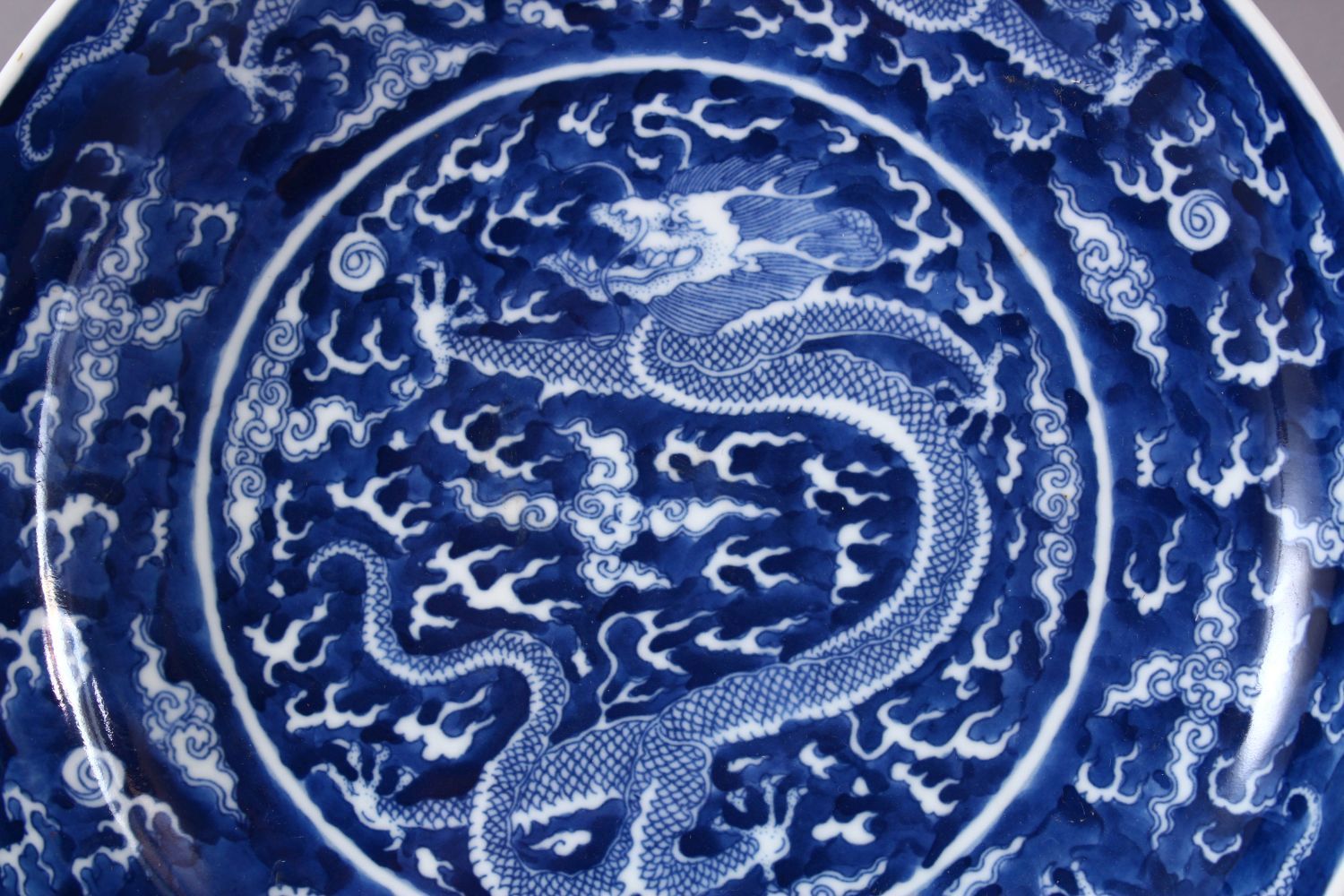 A CHINESE BLUE & WHITE PORCELAIN DRAGON DISH, with decoration depicting dragons chasing the pearl - Image 2 of 5