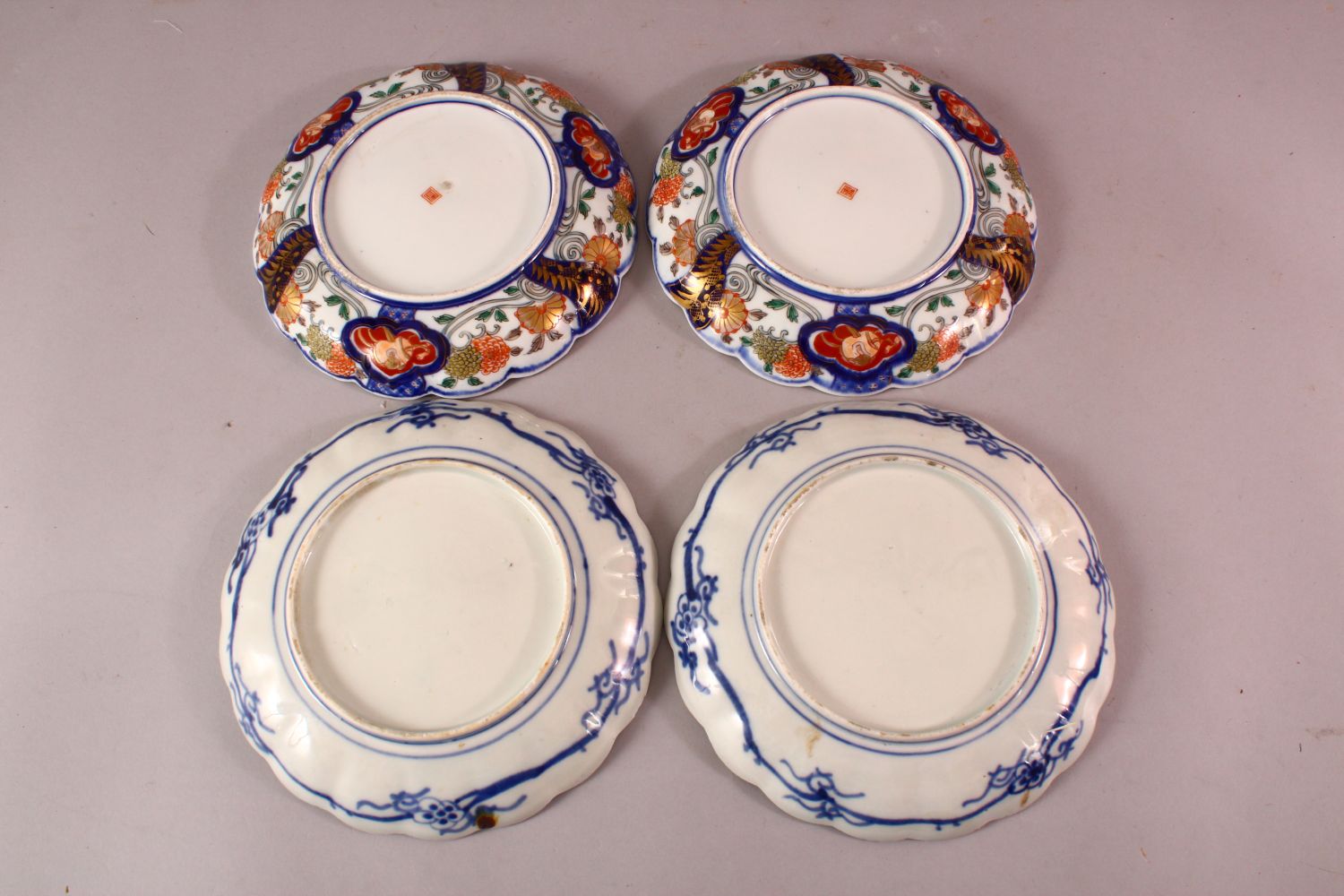 TWO PAIRS OF JAPANESE MEIJI PERIOD IMARI PORCELAIN PLATES, decorated with typical imari palate, with - Image 4 of 6