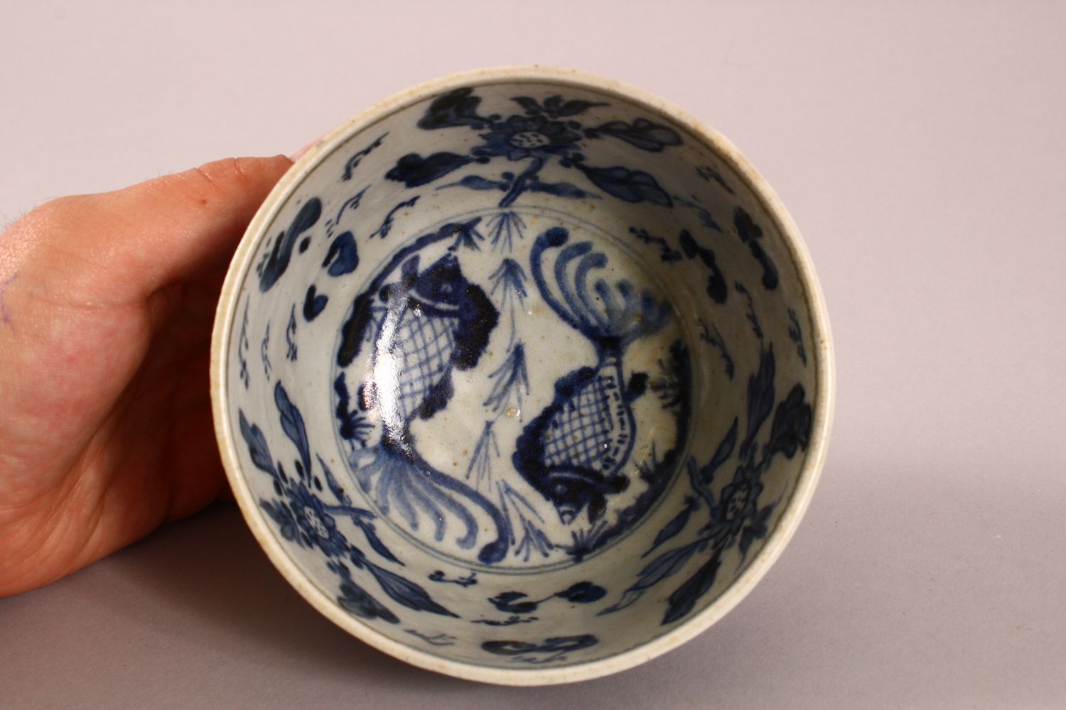 A SMALL CHINESE BLUE AND WHITE BOWL, painted with fish and flora, 12cm diiameter, 7.5cm high. - Image 4 of 5