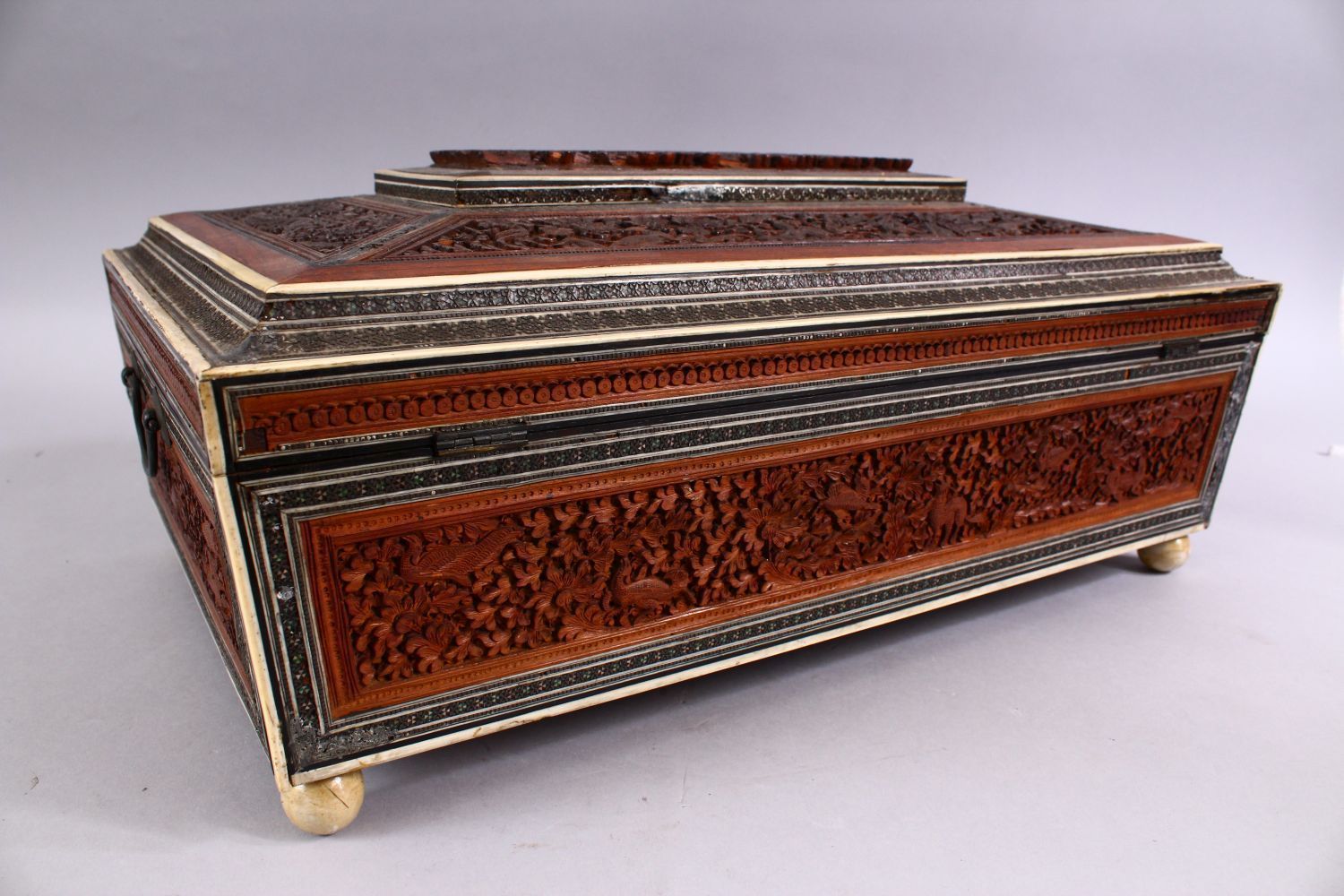 A 19TH CENTURY ANGLO INDIAN INLAID LIDDED SEWING BOX, with carved wood depicting figures and animals - Image 10 of 10