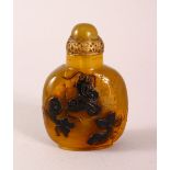 A CHINESE OVERLAID AMBER STYLE SNUFF BOTTLE, with overlay style decoration of fish, with incised