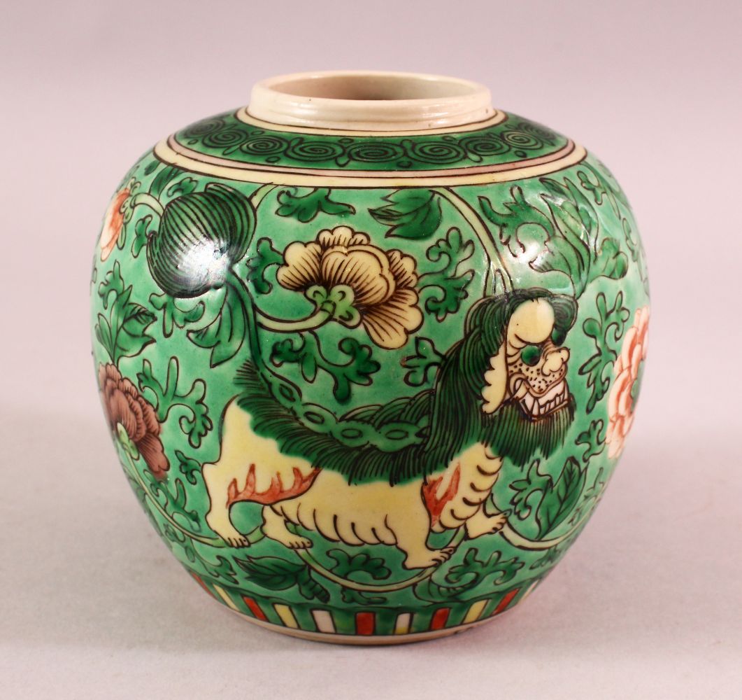 A LATE 19TH CENTURY CHINESE FAMILLE VERTE PORCELAIN JAR, decorated with buddhistic lions and