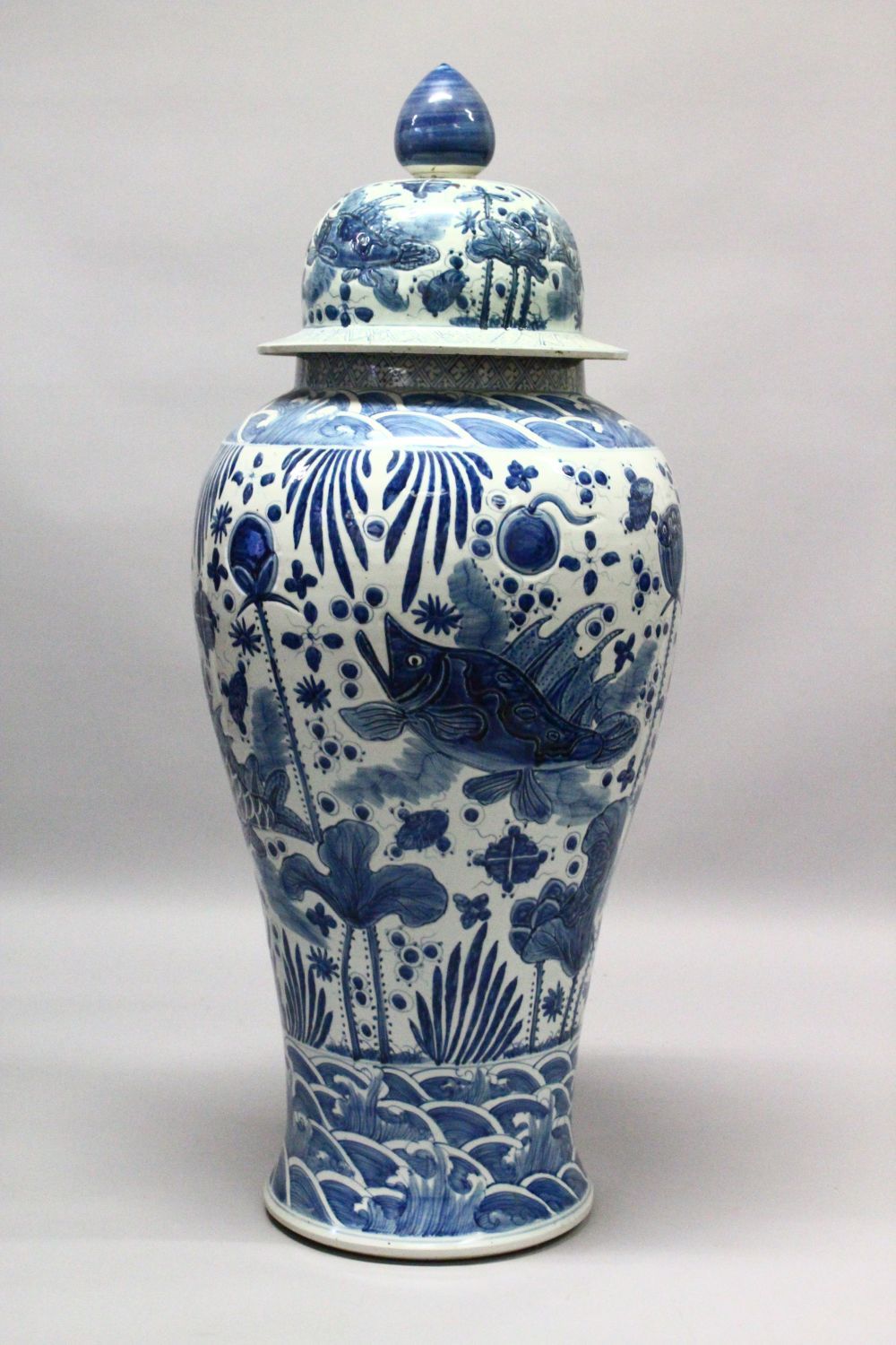 A LARGE 20TH CENTURY KANGXI STYLE BLUE AND WHITE FLOOR STANDING VASE AND COVER, the body painted - Image 4 of 5