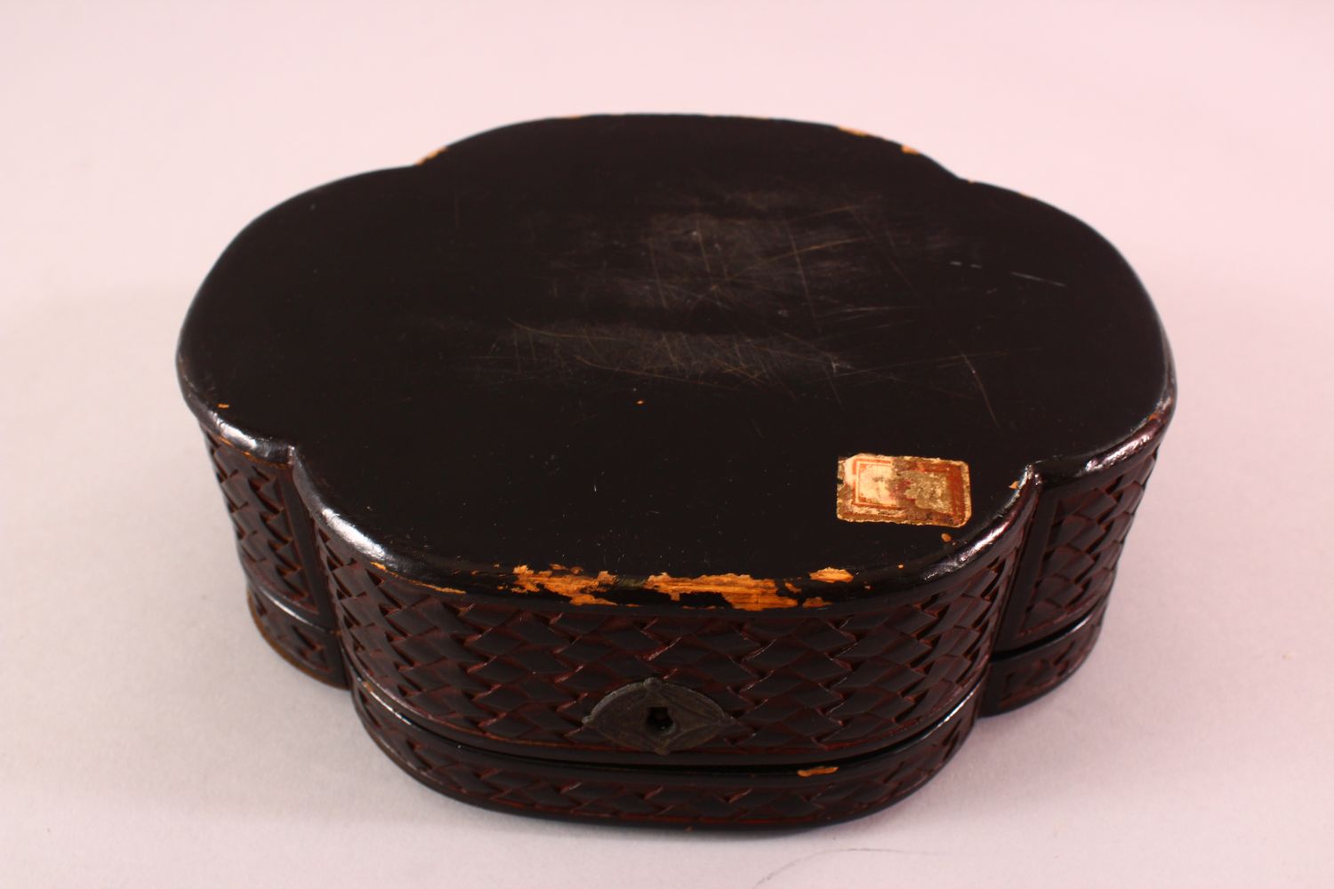 A CHINESE WOOD & LACQUER BOX, of weave style form, with a landscape view, 19.5cm - Image 4 of 4